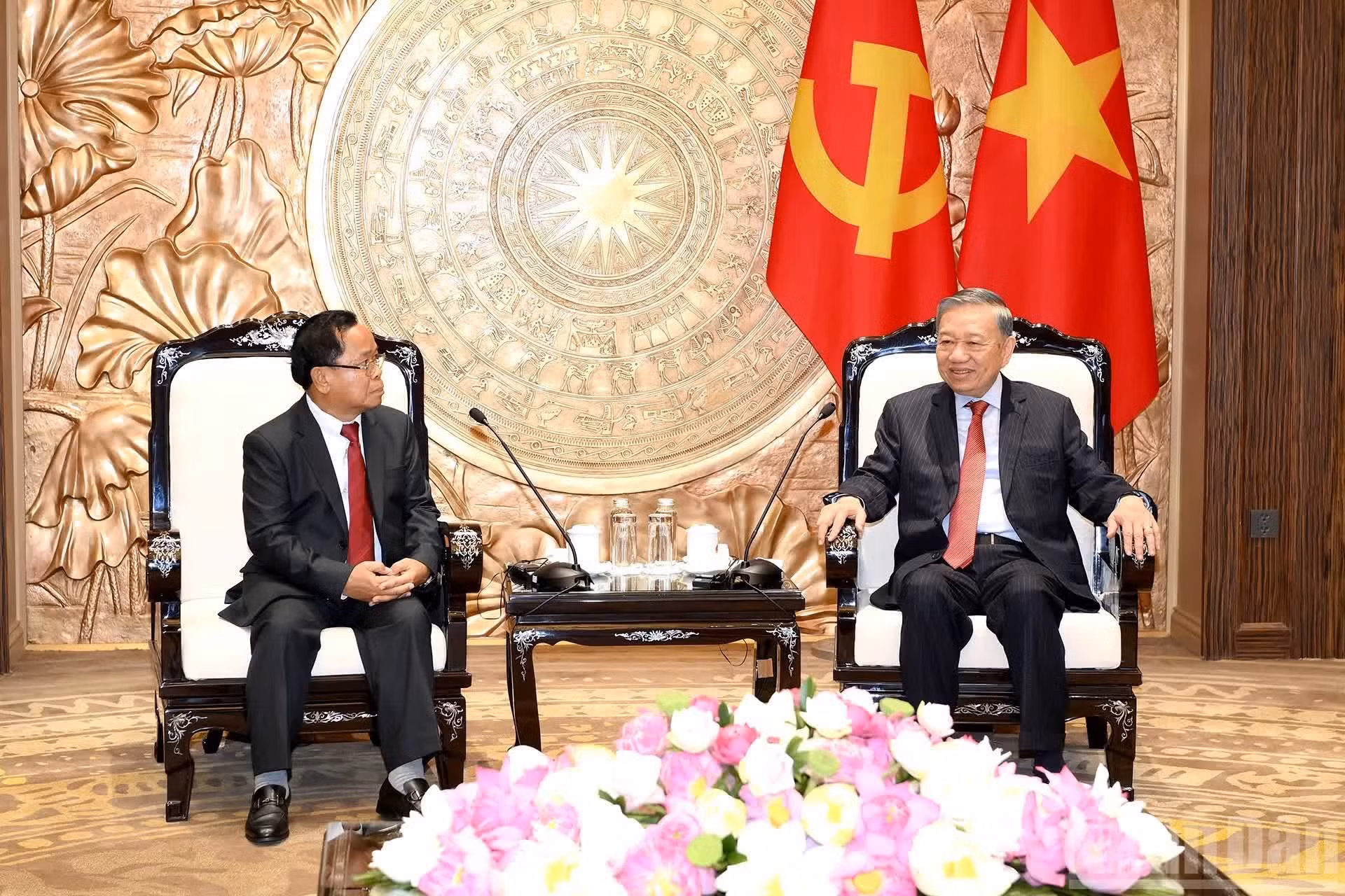 El secretario general del Partido Comunista y presidente de Vietnam, To Lam, conversa con el miembro del Buró Político del Comité Central del Partido Popular Revolucionario, viceprimer ministro y titular de Justicia de Laos, Khamphan Phommathat.