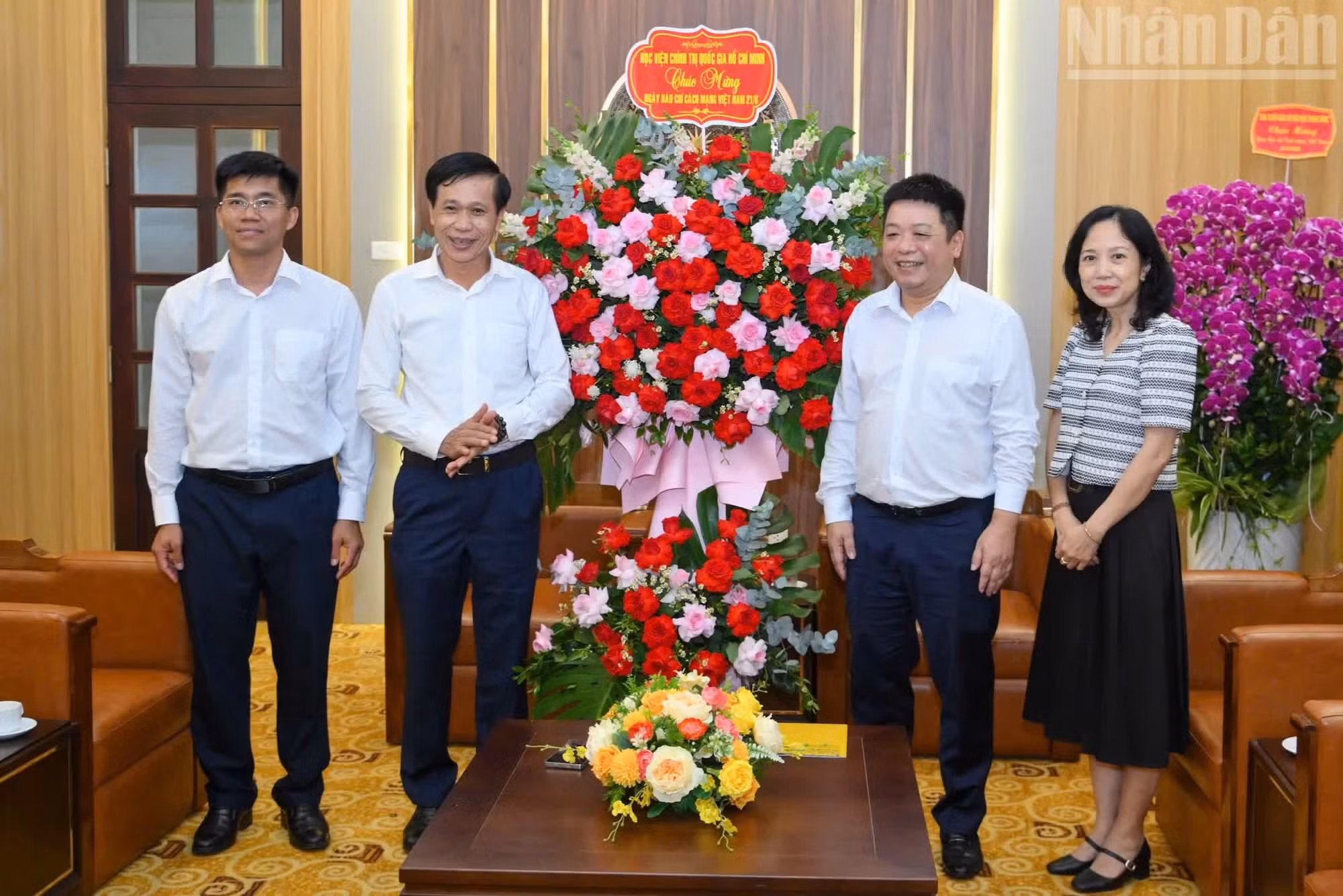 El profesor y doctor Hoang Phuc Lam, subsecretario del Comité del Partido y subdirector de la Academia Nacional de Política Ho Chi Minh, extiende sus congratulaciones al personal de Nhan Dan.