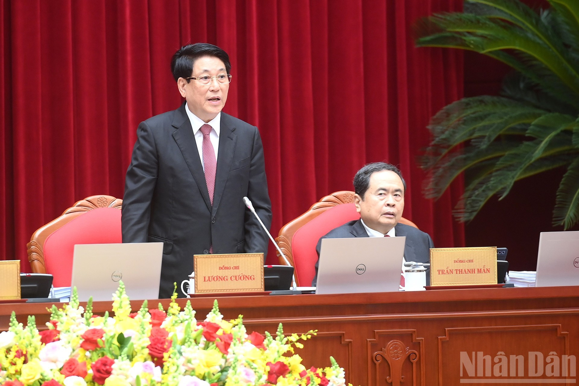 El miembro del Buró Político del Comité Central del PCV y presidente del país, Luong Cuong, dirige la sesión inaugural del pleno.