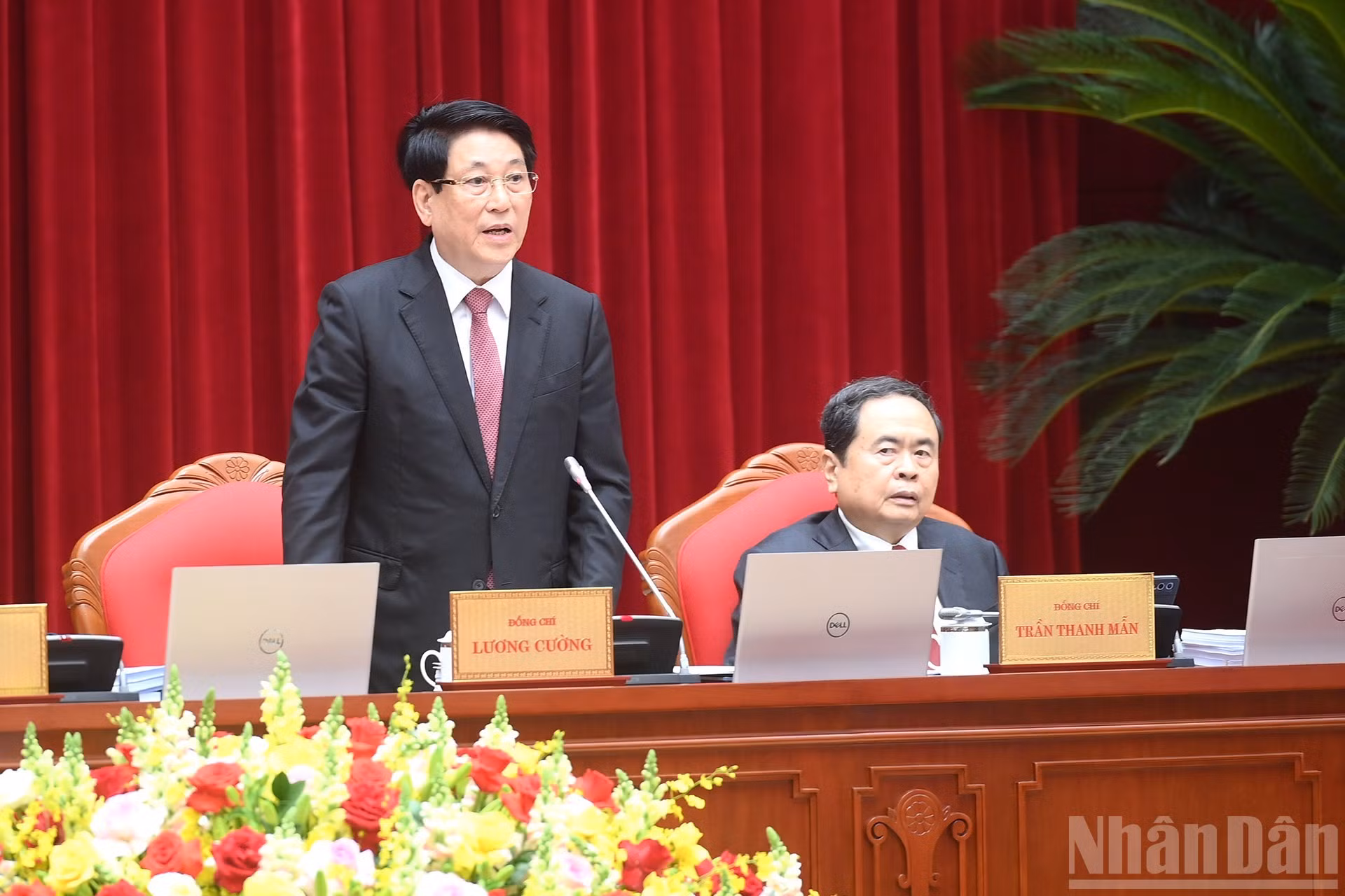 El miembro del Buró Político del Comité Central del PCV y presidente del país, Luong Cuong, dirige la sesión inaugural del pleno.