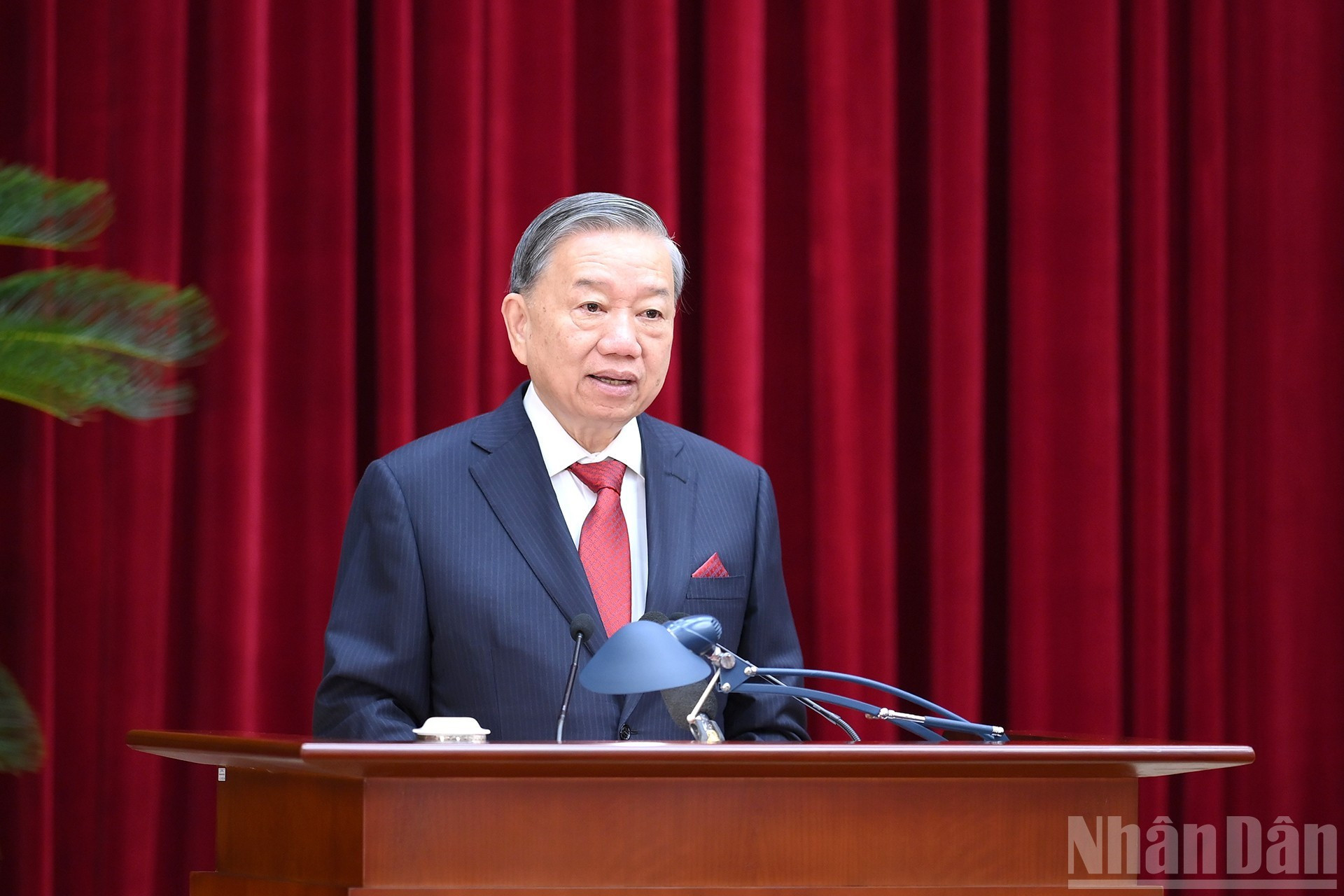 El secretario general del PCV, To Lam, pronuncia el discurso de apertura.