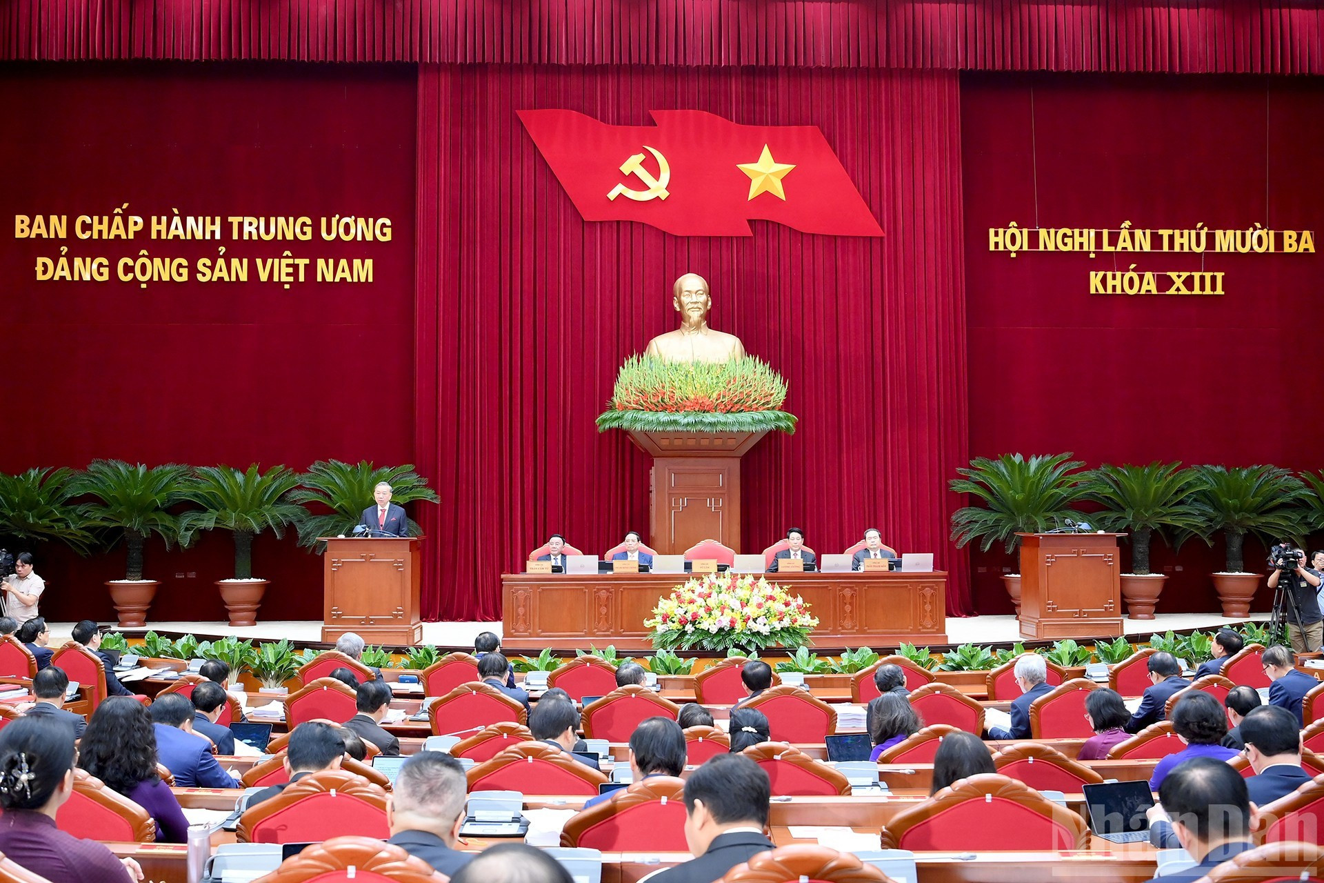 El secretario general del PCV, To Lam, pronuncia el discurso de apertura.