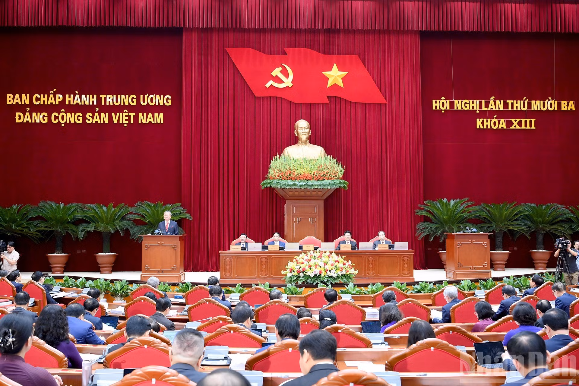 El secretario general del PCV, To Lam, pronuncia el discurso de apertura.