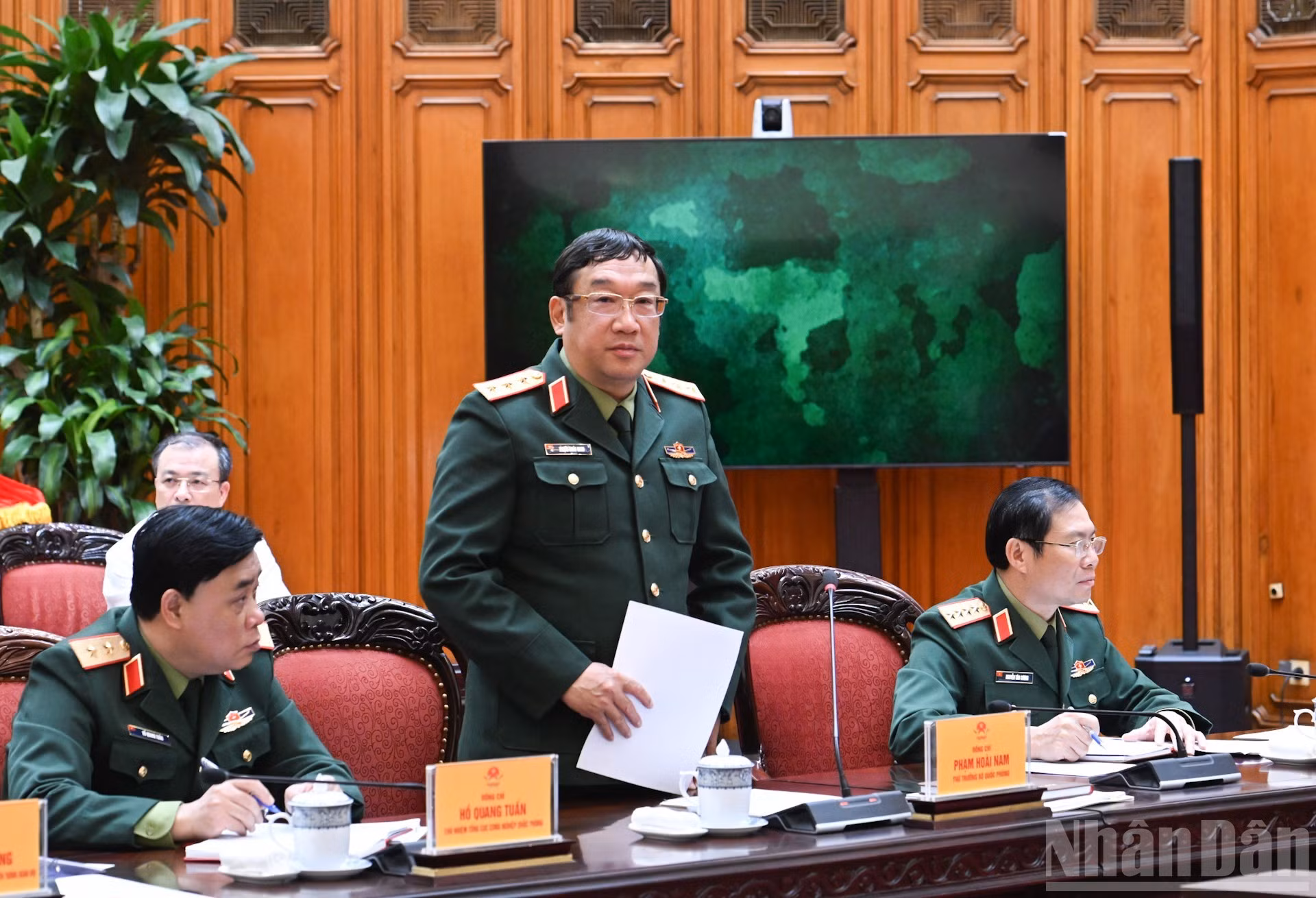 El general de división Pham Hoai Nam, viceministro de Defensa, tiene la palabra.