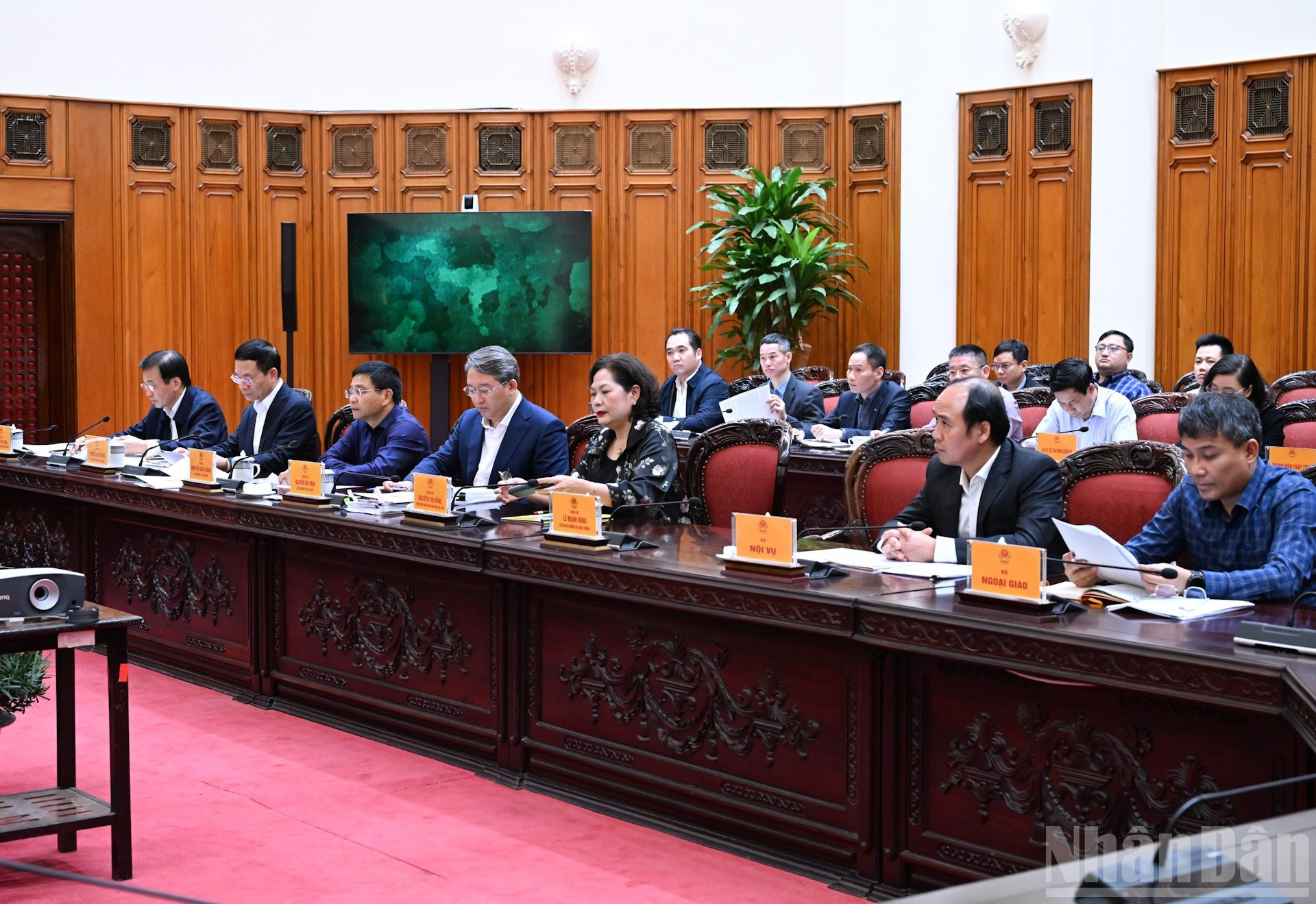 Delegados de ministerios y ramas concernientes.