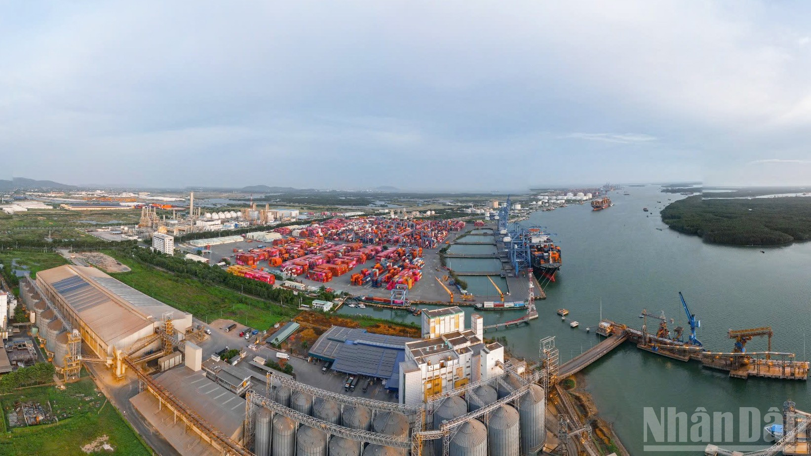 Este recinto ha sido identificado como un centro de economía marítima, refinación de petróleo y transbordo internacional para el período 2025-2030, con visión a 2045. Además, constituye el núcleo del modelo de zona franca y su operación debe vincularse estrechamente con la comuna de Can Gio.