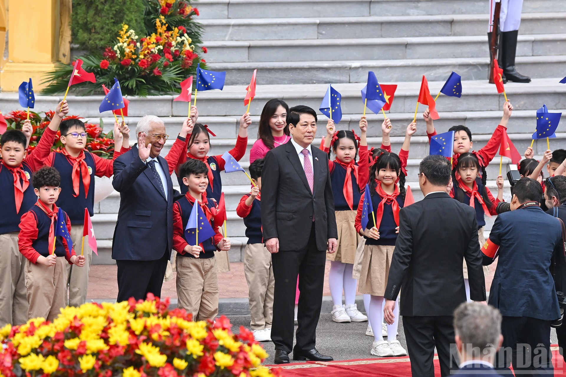Los dos dirigentes y niños hanoyenses.
