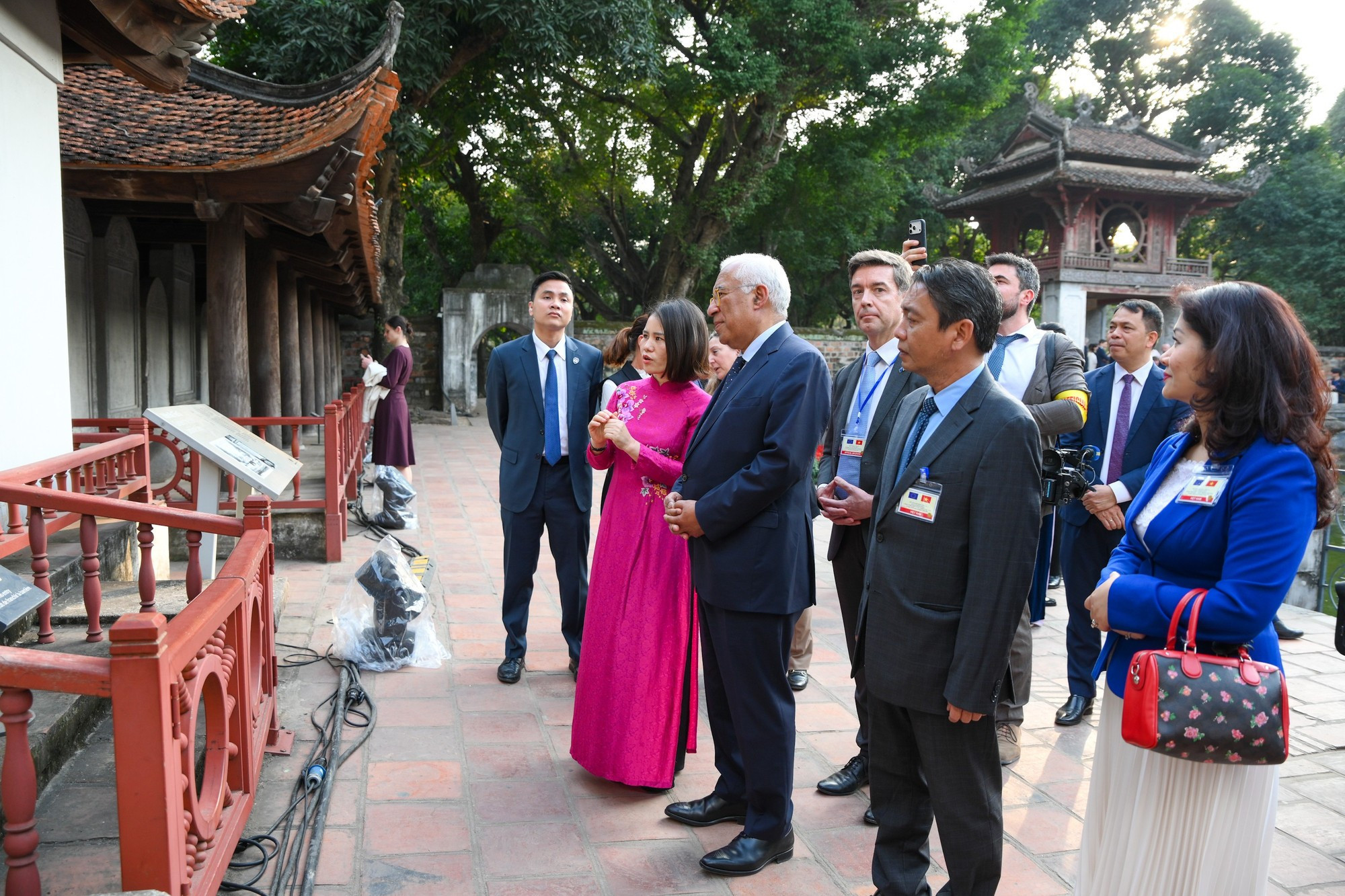 La delegación escucha sobre las lápidas doctorales conservadas en este recinto sagrado.