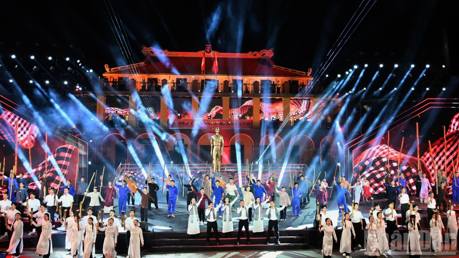 El evento transmite un profundo mensaje sobre la perseverancia de la nación vietnamita, que venció todas las adversidades y ahora aspira a alzarse con la sabiduría y la fuerza endógena de la nueva era.