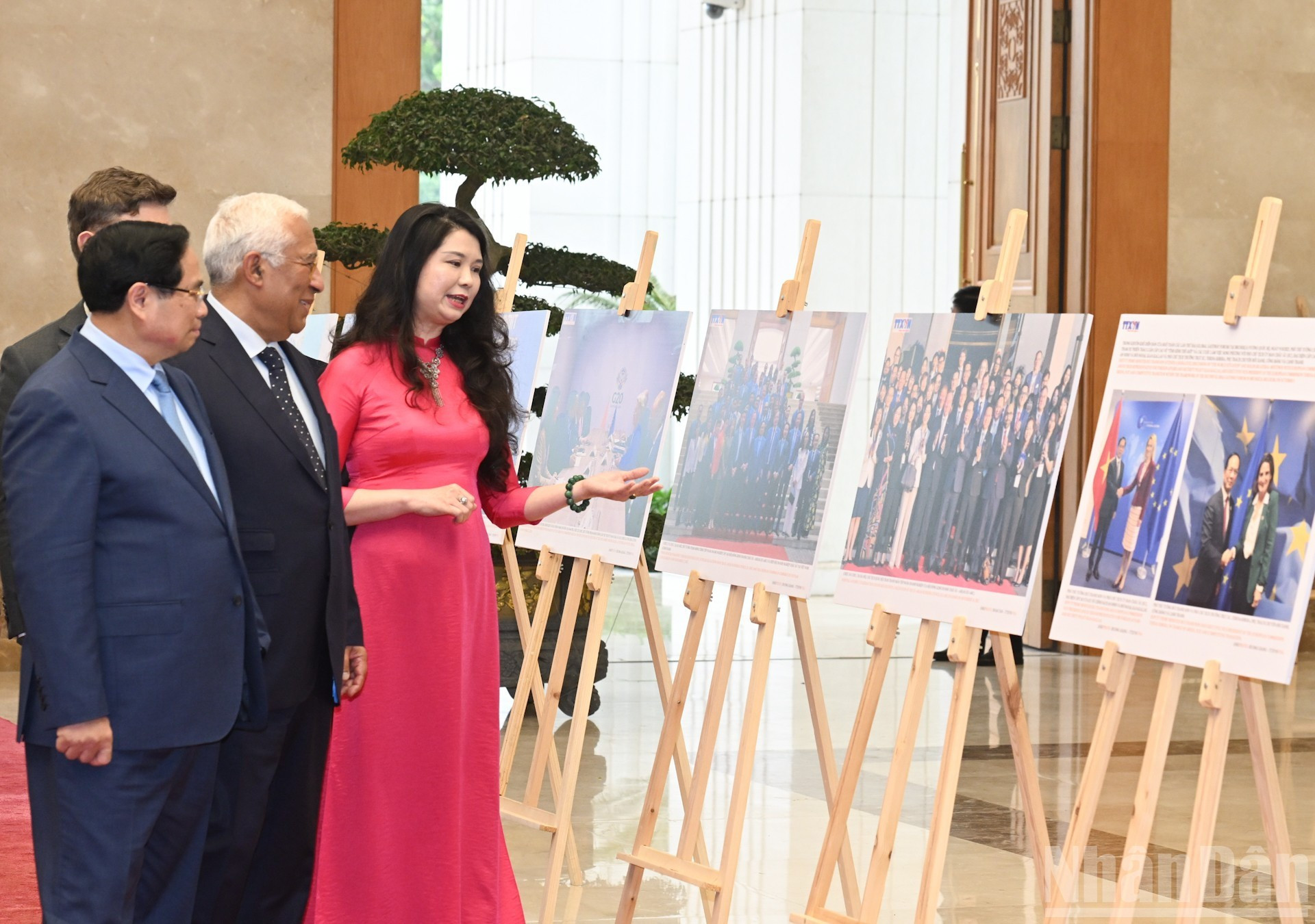 Los dos dirigentes recorren una exposición fotográfica sobre las relaciones entre Vietnam y la Unión Europea.