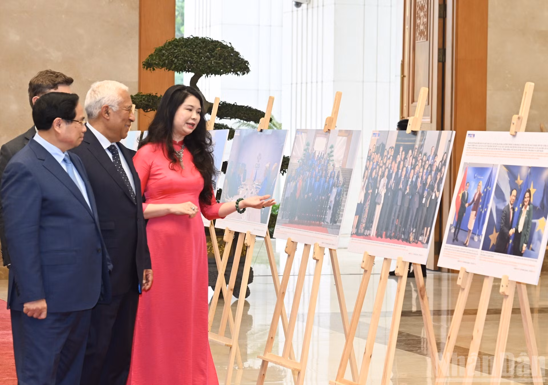 Los dos dirigentes recorren una exposición fotográfica sobre las relaciones entre Vietnam y la Unión Europea.