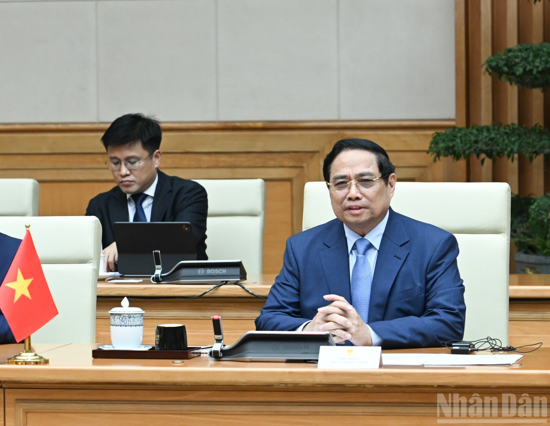 El primer ministro de Vietnam, Pham Minh Chinh, habla en la reunión.