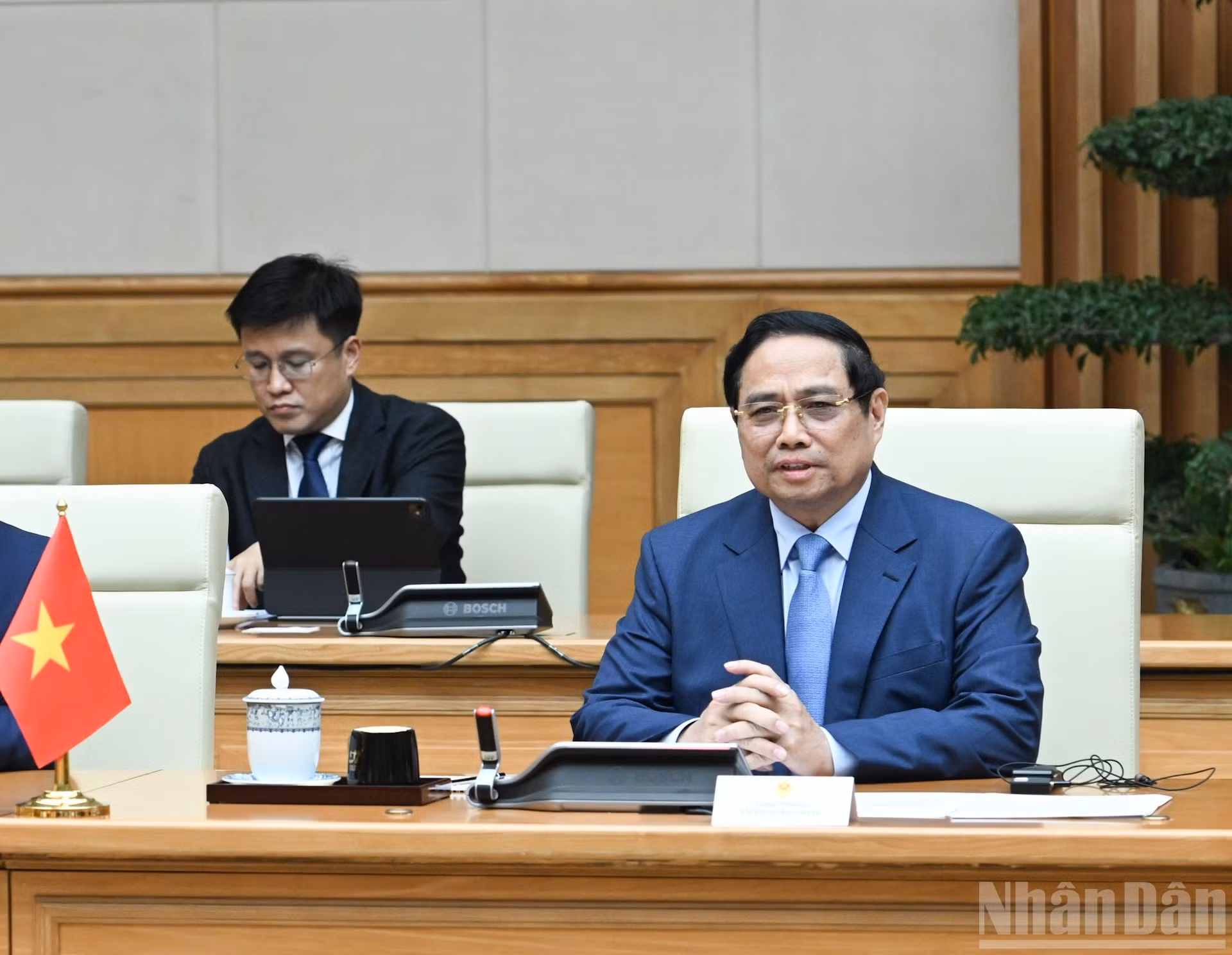 El primer ministro de Vietnam, Pham Minh Chinh, habla en la reunión.