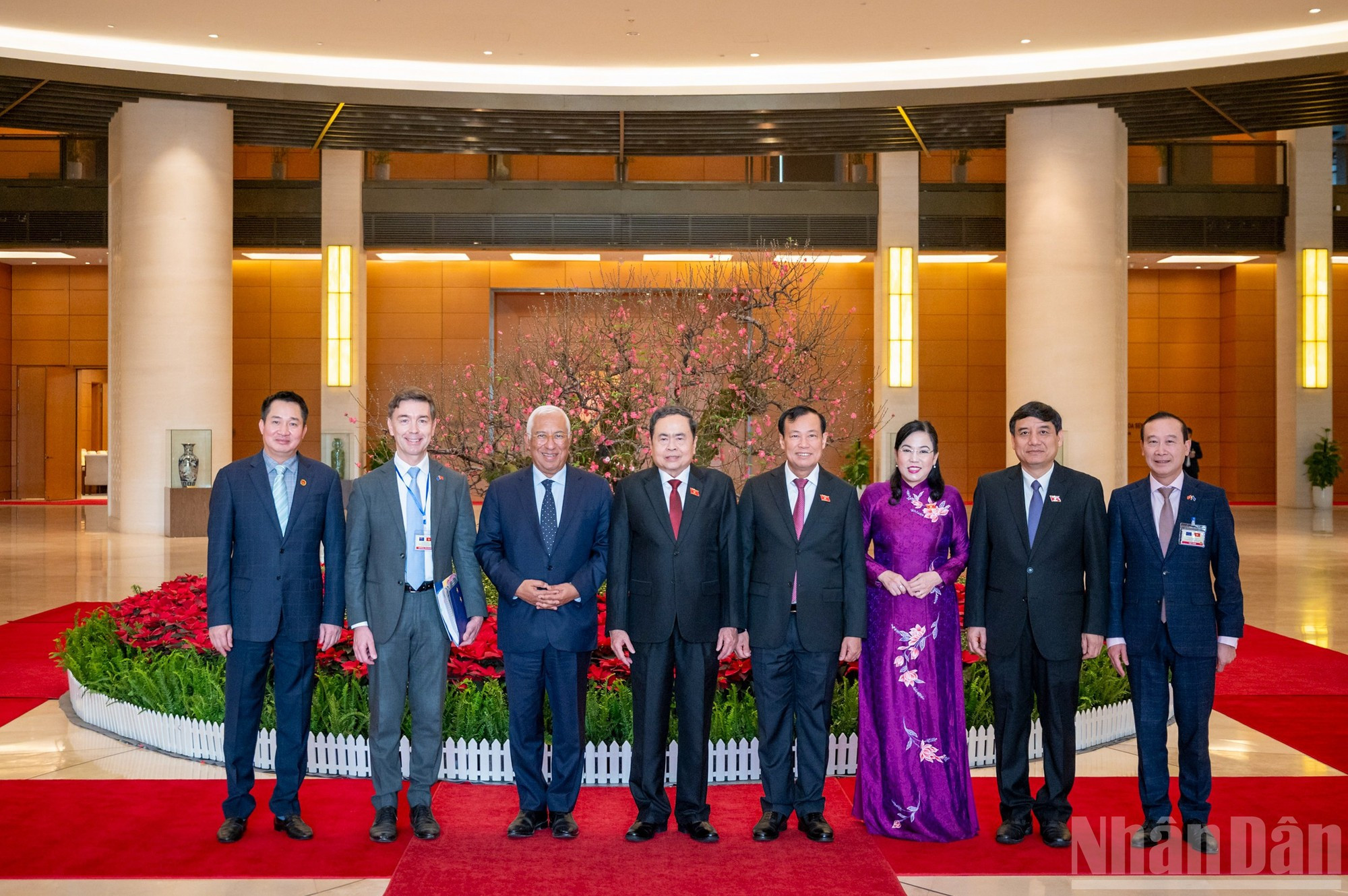 Los dos dirigentes posan para fotos con otros delegados.