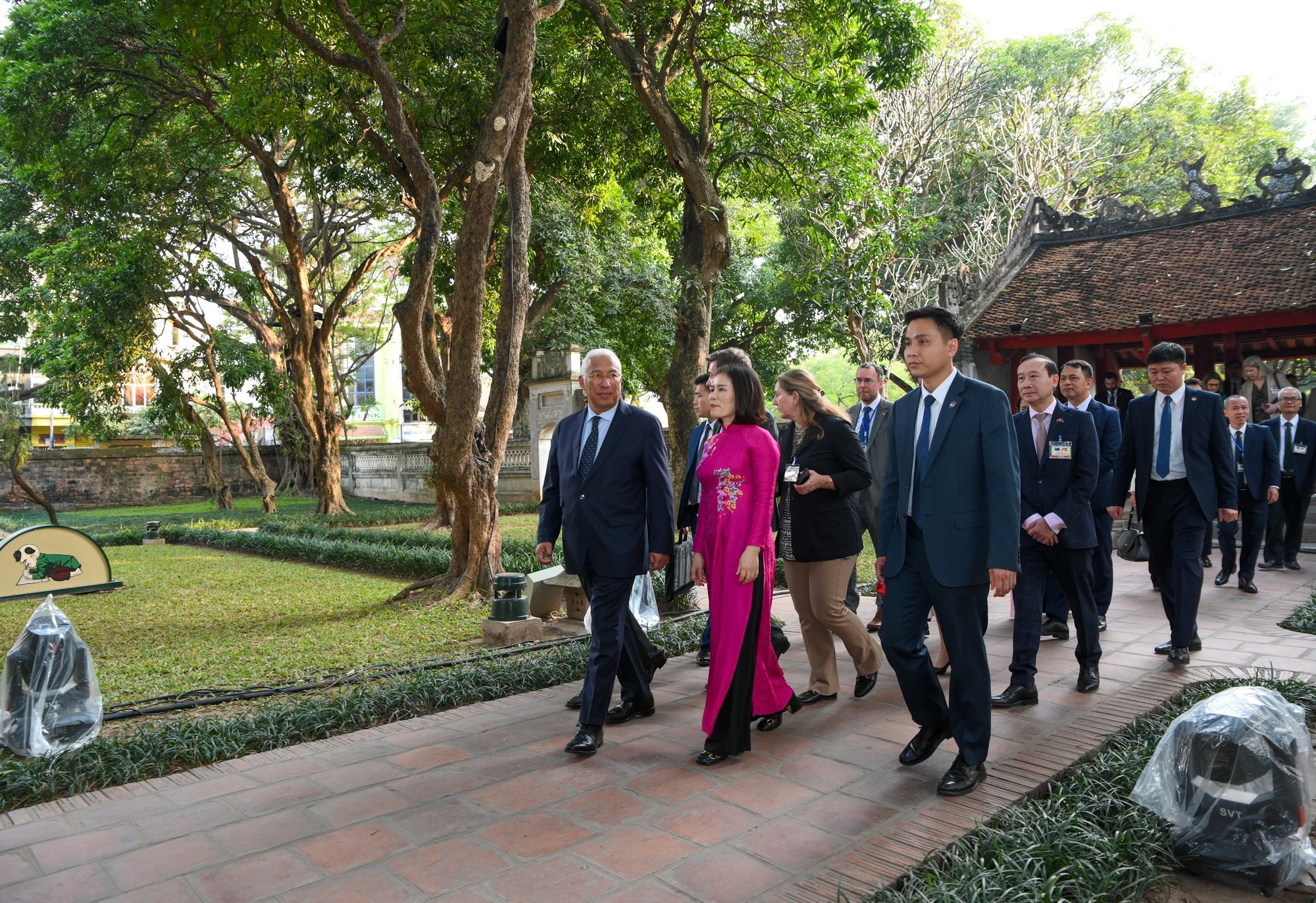 La delegación de Costa recorre el templo.