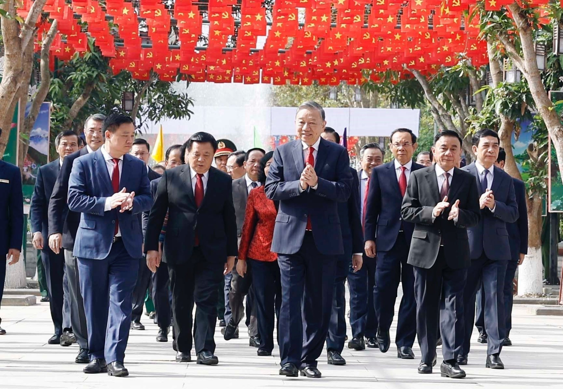 El secretario general del Partido Comunista de Vietnam, To Lam, llega a la Zona de Reliquias Nacional Especial de Kim Lien.