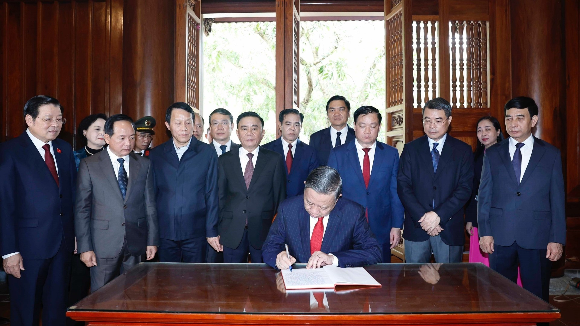El líder partidista firma el libro de visitas del enclave.