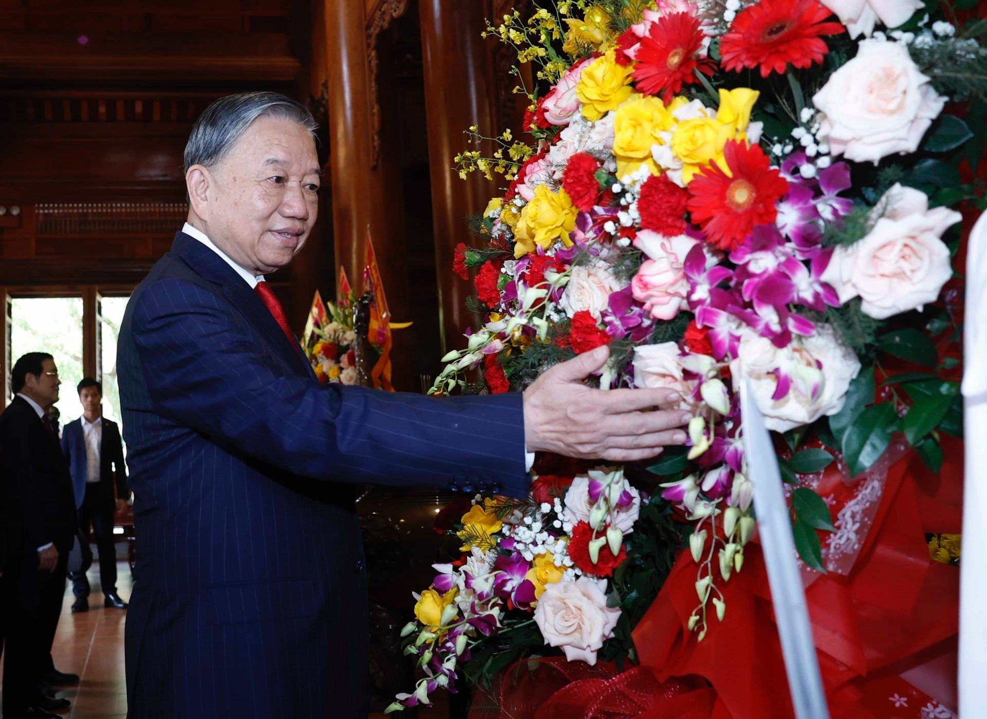 El secretario general To Lam coloca una ofrenda floral en homenaje al Presidente Ho Chi Minh.