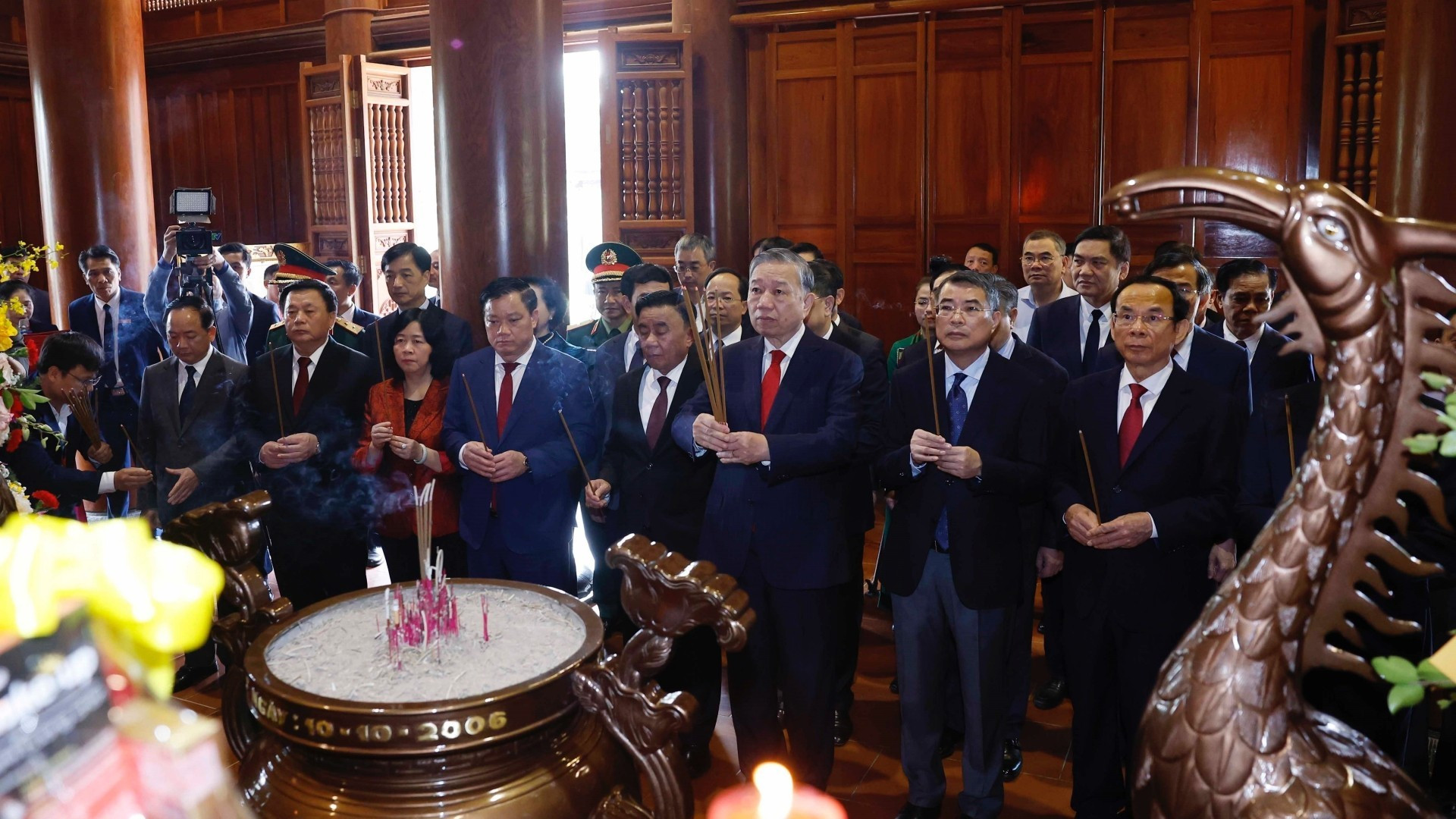 [Foto] Líder del PCV ofrenda inciensos en zona de reliquias de Kim Lien