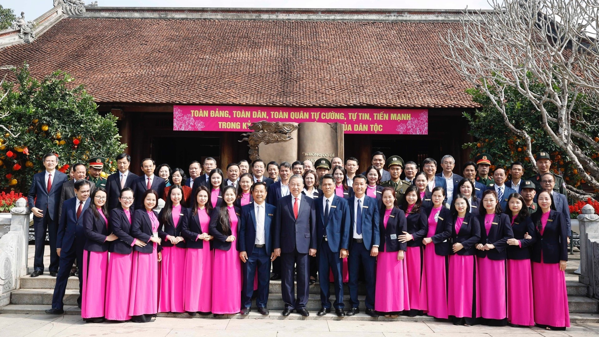 El dirigente posa junto los delegados.