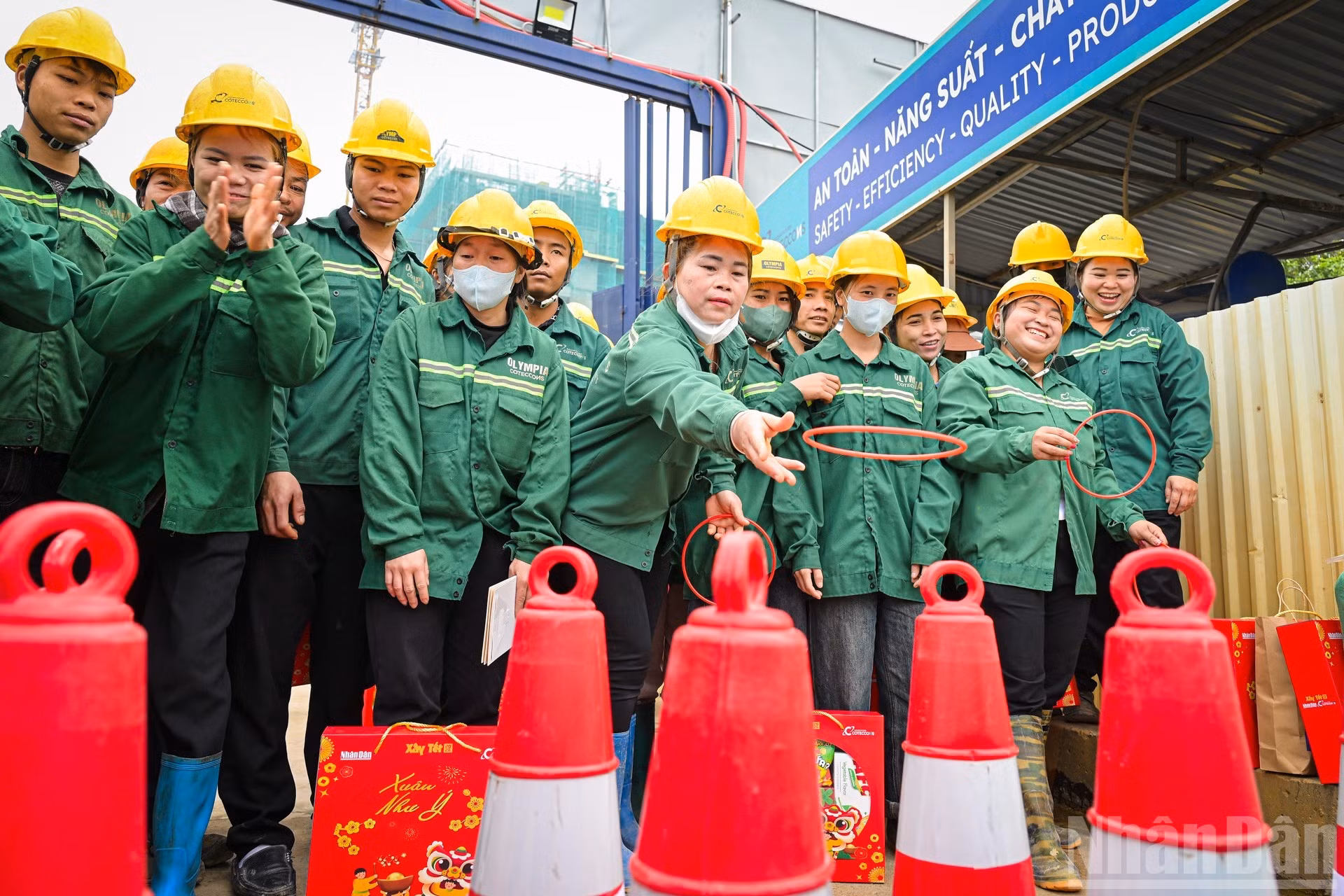 Trabajadores toman parte en juegos que sensibilizan sobre la seguridad en los trabajos en altura y la operación de maquinaria eléctrica.