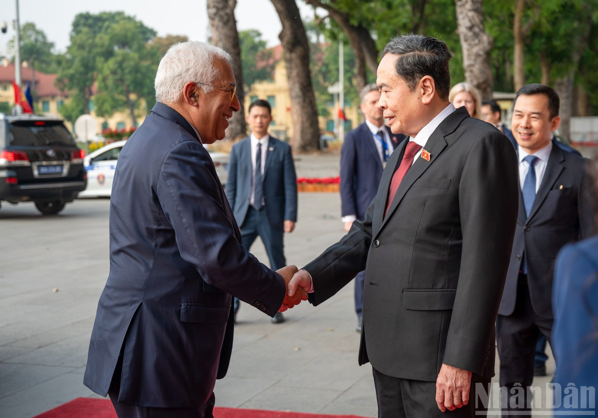 El presidente de la Asamblea Nacional de Vietnam, Tran Thanh Man, recibe al presidente del Consejo Europeo, António Costa.