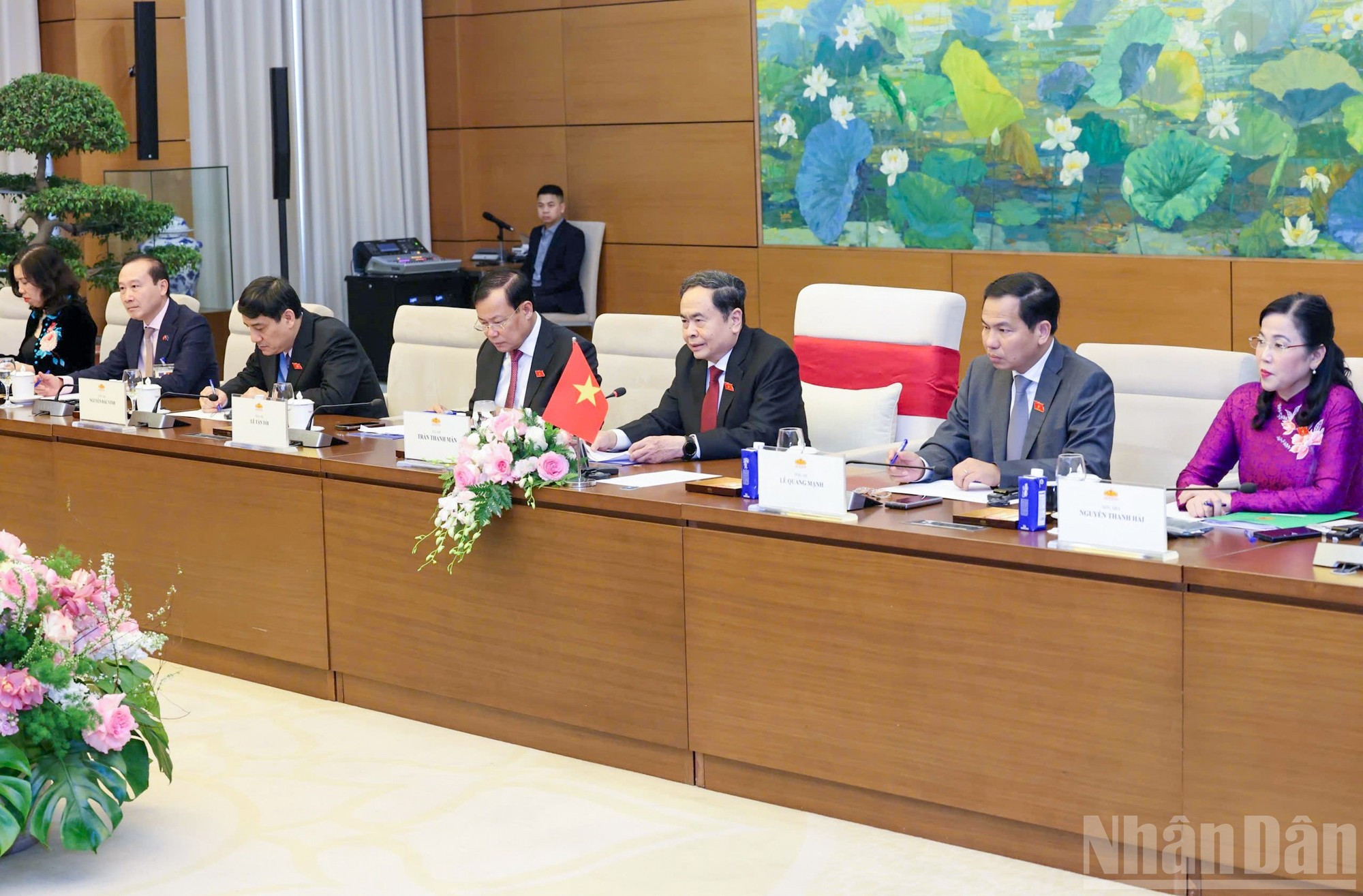 El presidente de la Asamblea Nacional de Vietnam, Tran Thanh Man, y diputados nacionales en la cita.