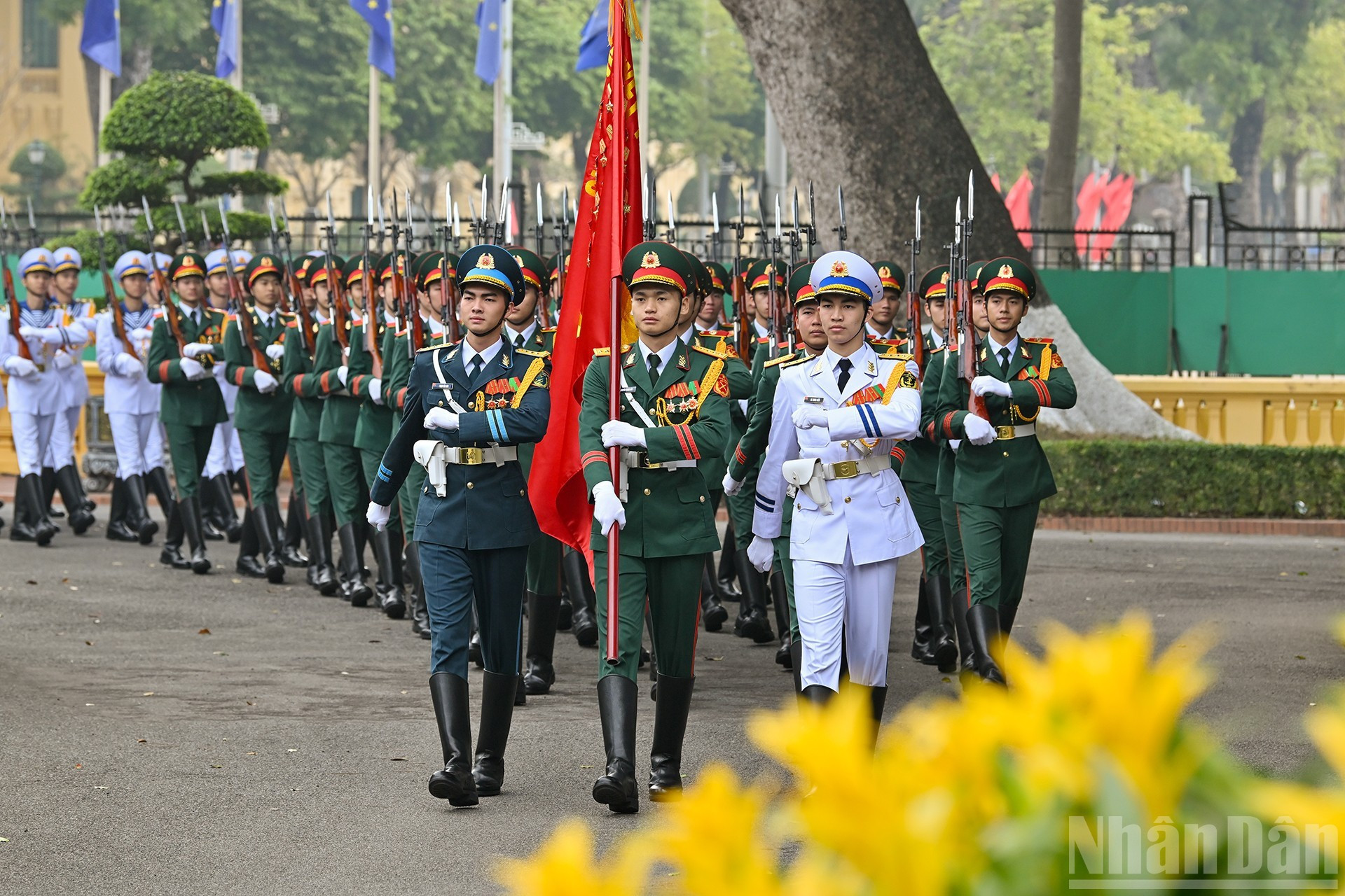 La guardia de honor del Ejército Popular de Vietnam avanza a su posición para la ceremonia.