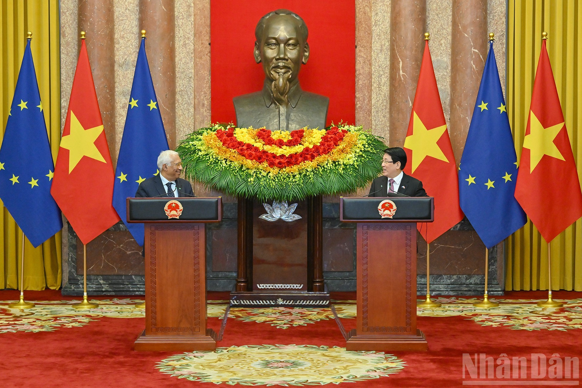 Los dos dirigentes comparecen ante los medios después de las conversaciones.