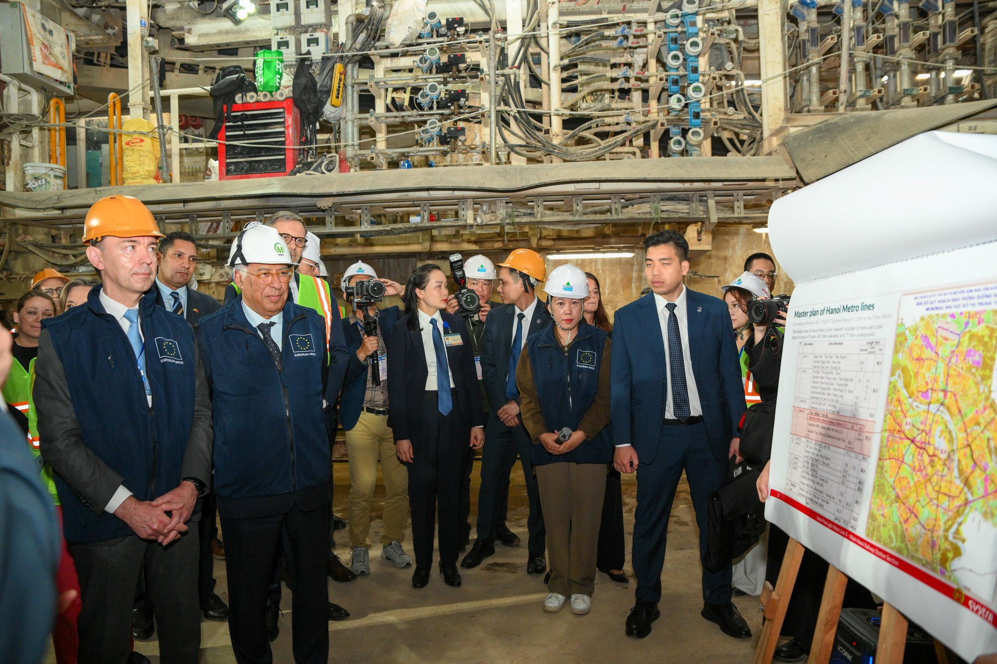 El presidente del Consejo Europeo, António Costa, escucha sobre el proyecto de tren metropolitano.