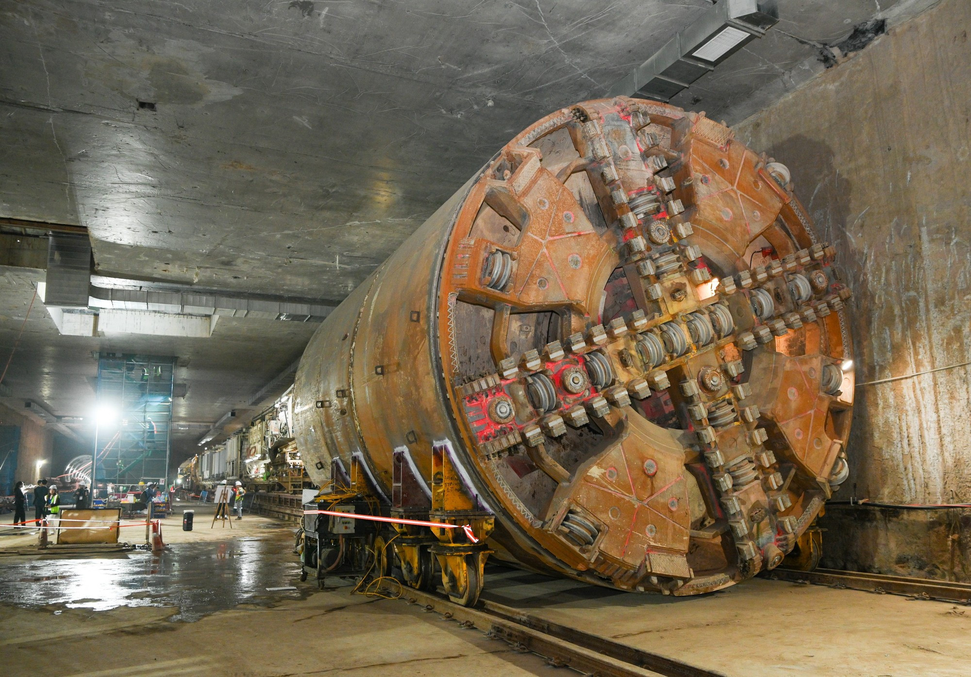 La tuneladora en el sitio de construcción.