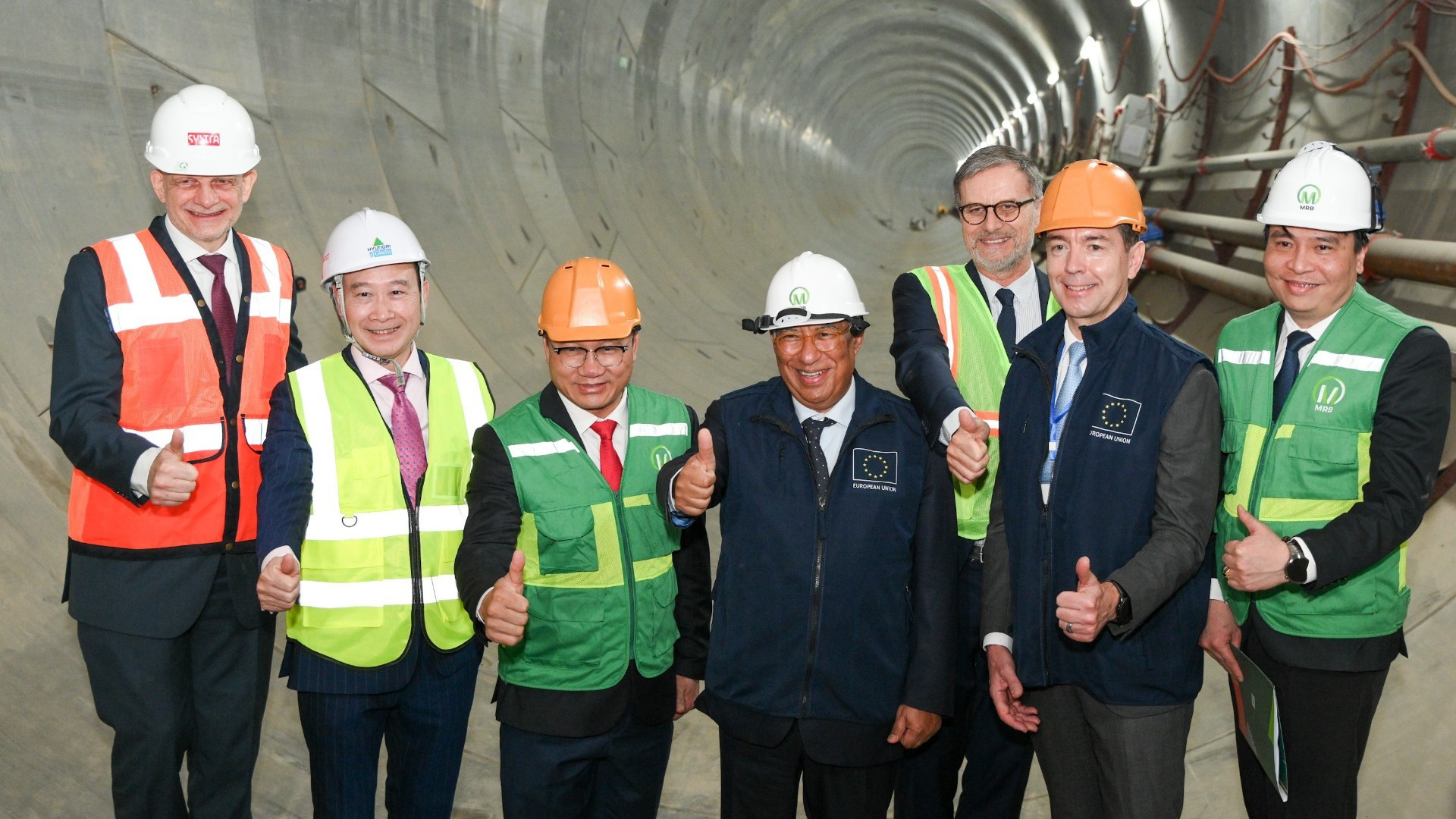 El presidente del Consejo Europeo, António Costa, y delegados en el sitio de construcción de la línea 3 del Metro de Hanói.