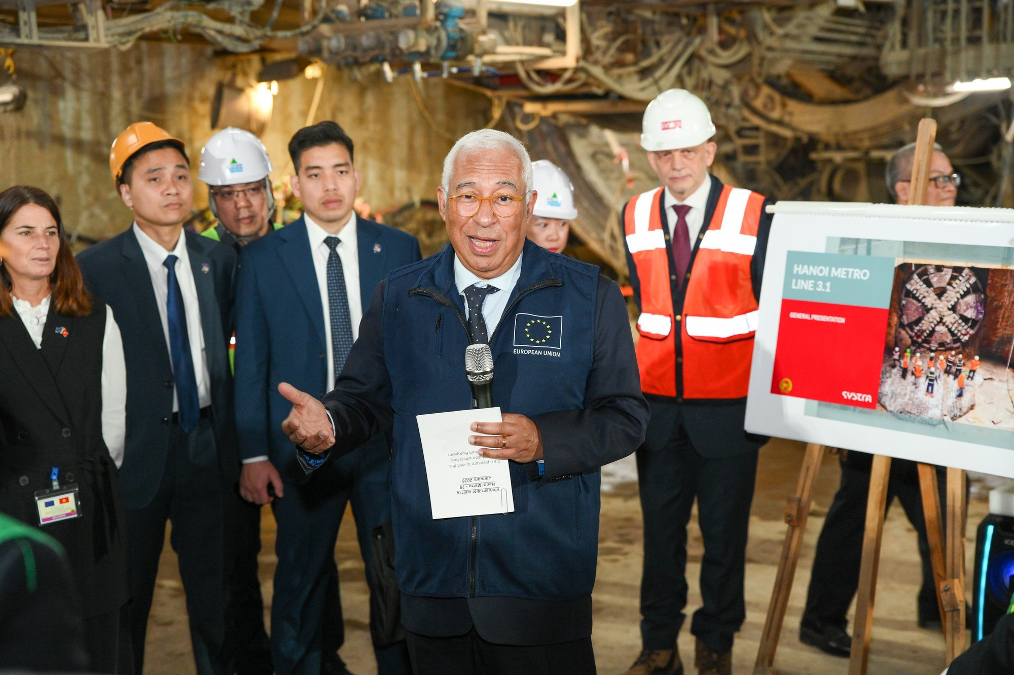 El presidente del Consejo Europeo, António Costa, habla con contratistas y obreros.