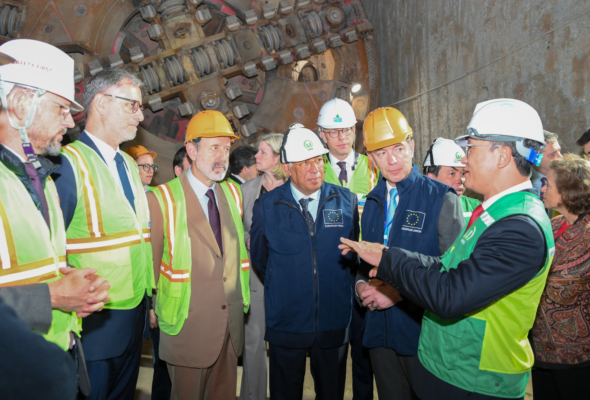 Costa y sus acompañantes en una charla.