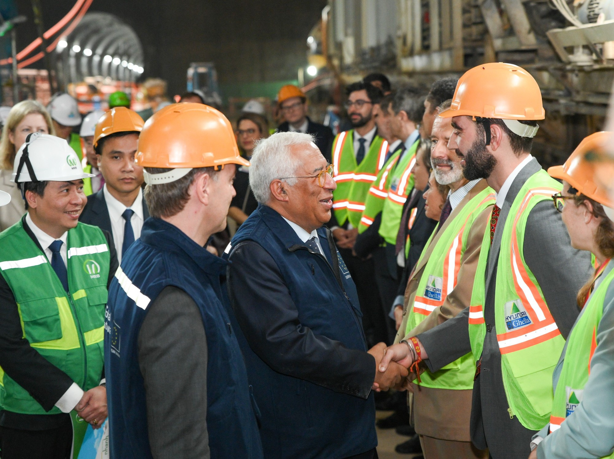 El presidente del Consejo Europeo, António Costa, visita el sitio de construcción de la línea 3 del Metro de Hanói.