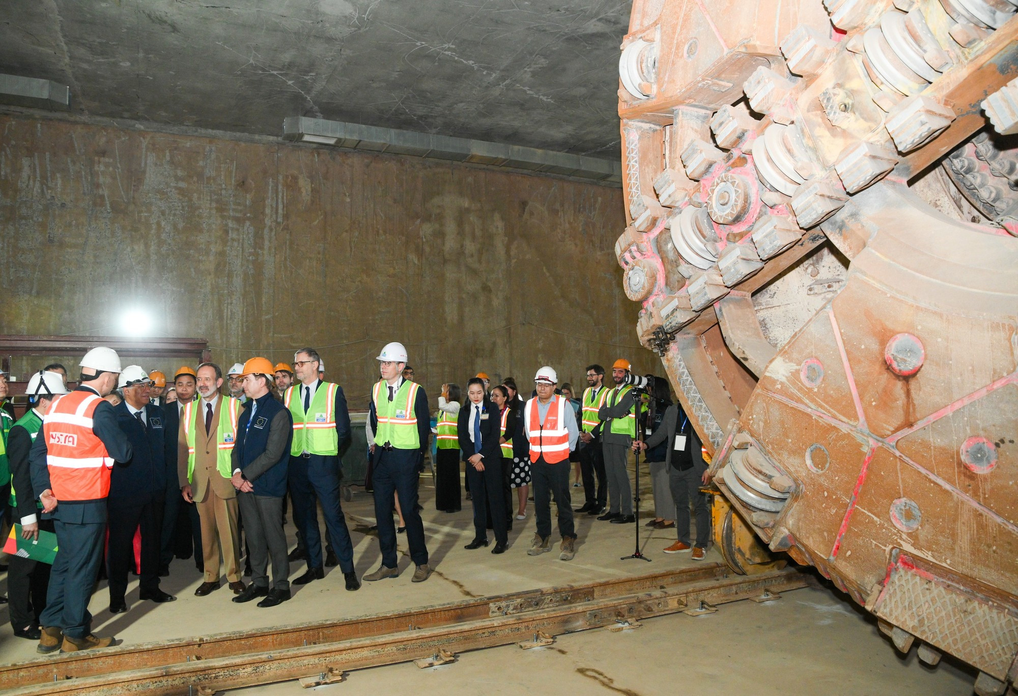 Los visitantes escuchan sobre la tuneladora in situ.