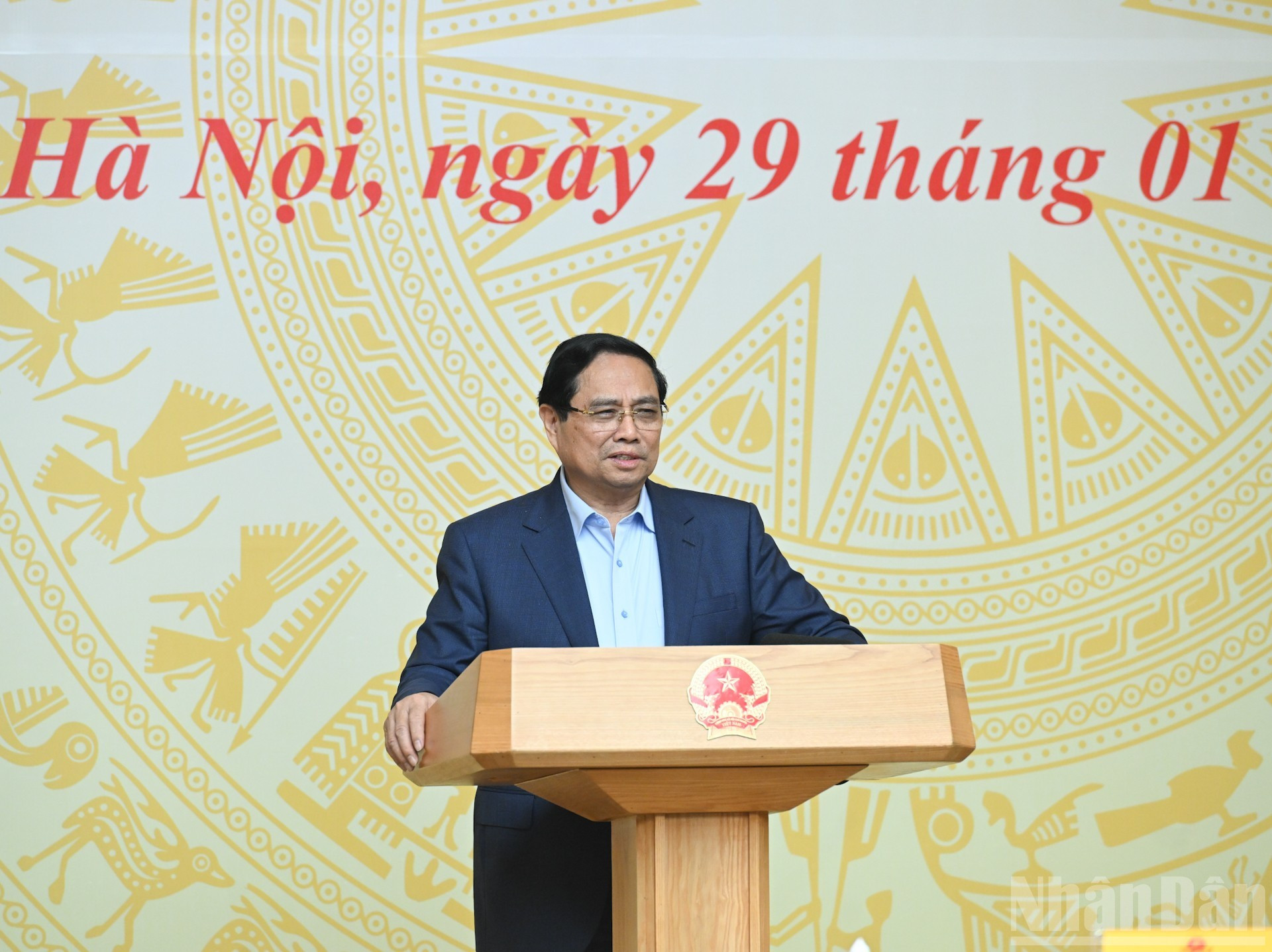 El primer ministro Pham Minh Chinh preside la reunión.