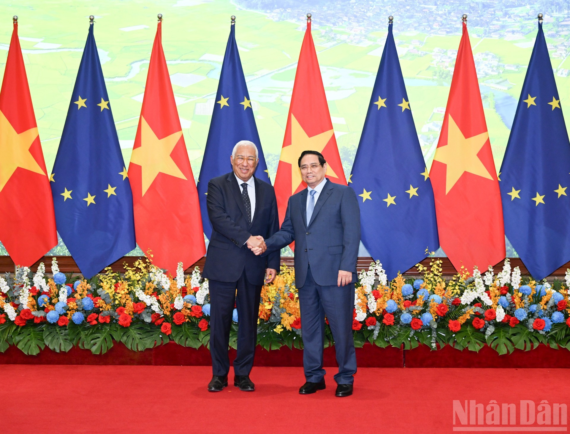 El primer ministro de Vietnam, Pham Minh Chinh (derecha), recibe al presidente del Consejo Europeo, António Costa.