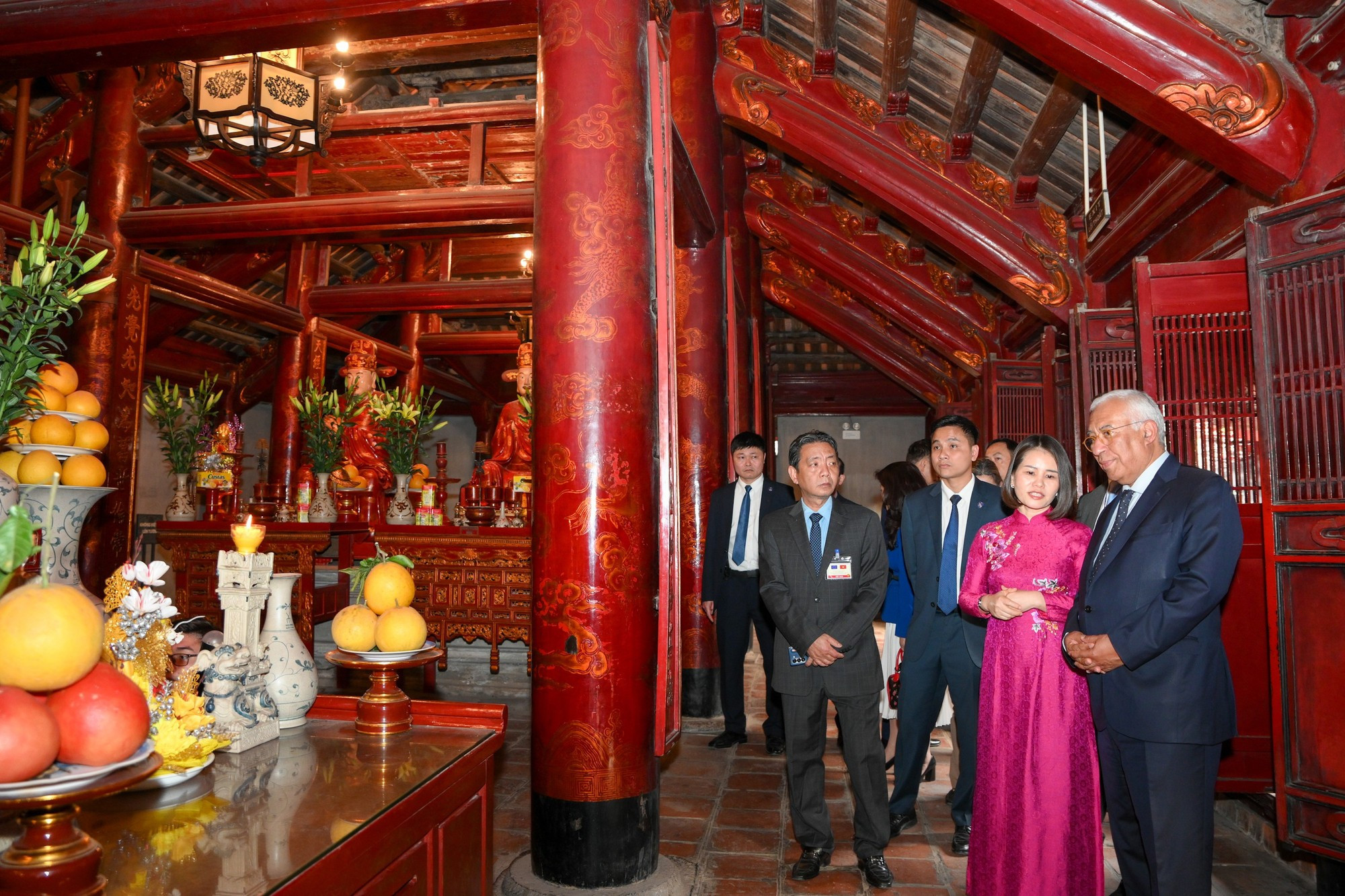 Costa recorre diferentes espacios en el enclave.