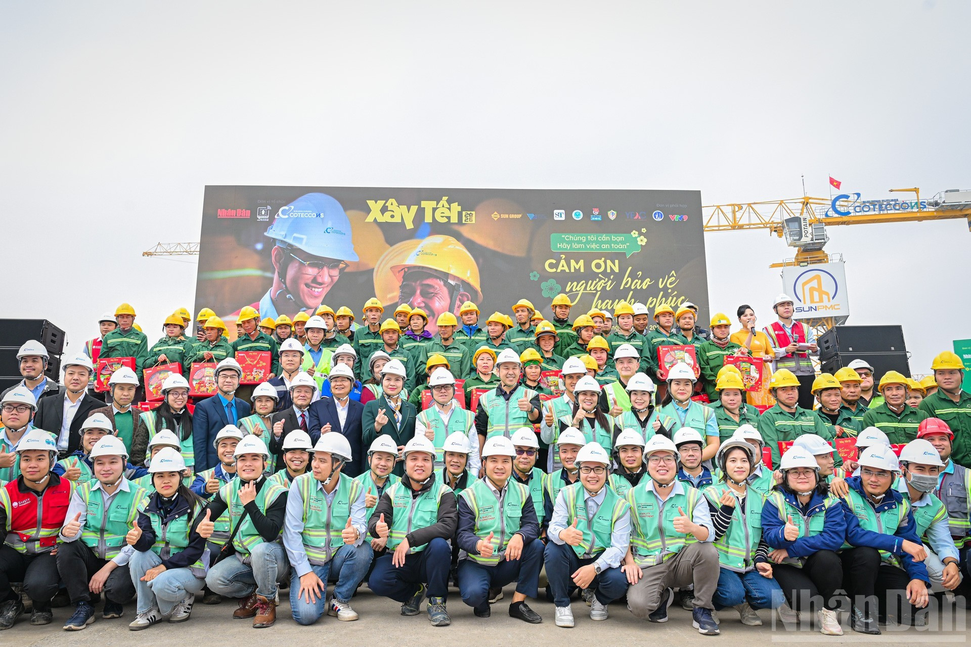 Los delegados y trabajadores posan para fotos.