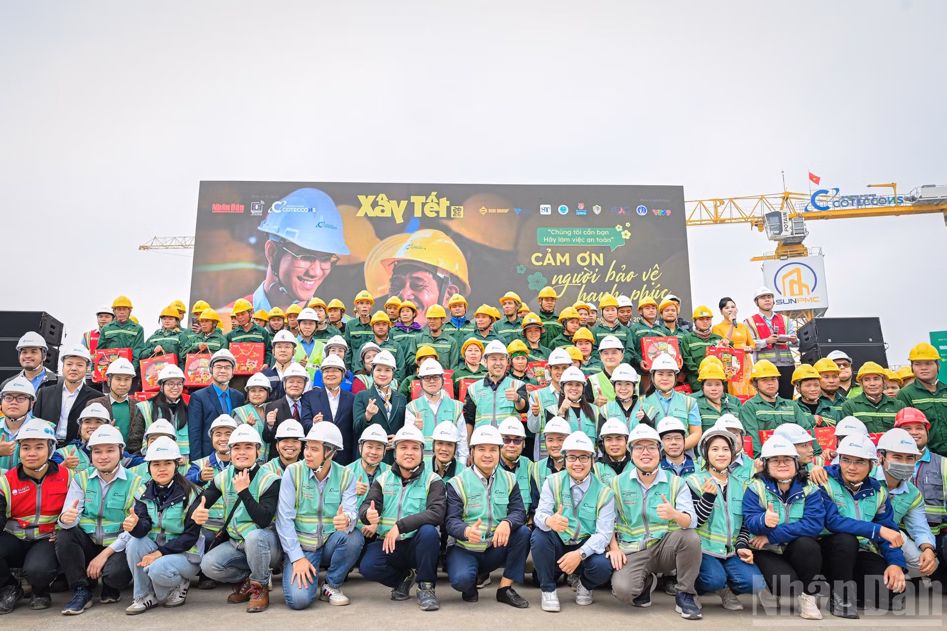 Los delegados y trabajadores posan para fotos.