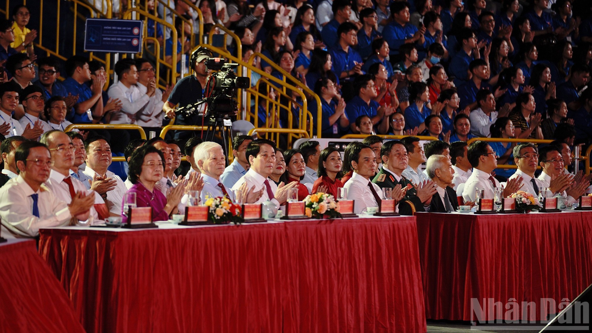 El presidente Luong Cuong y delegados a la gala artística.