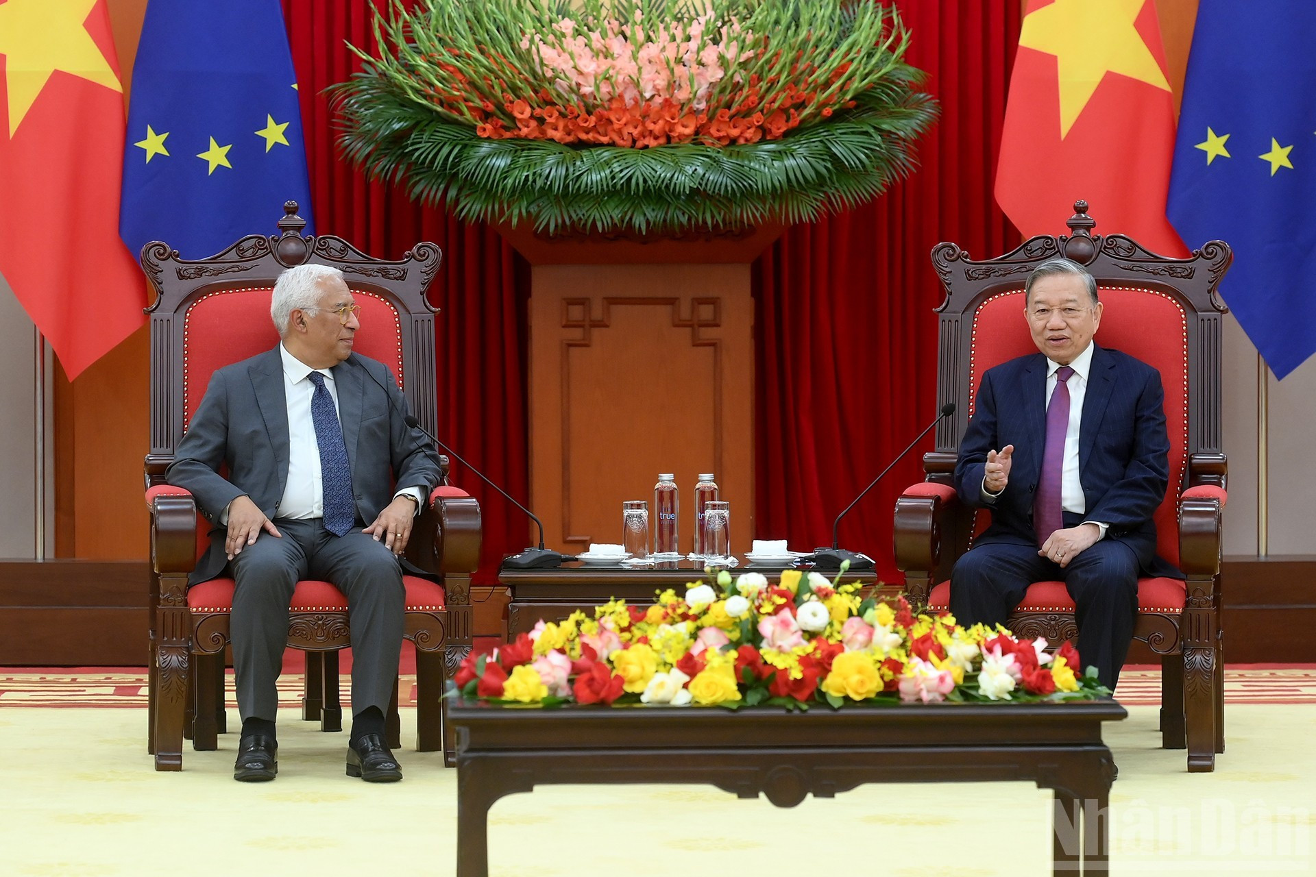 El secretario general del Partido Comunista de Vietnam, To Lam, conversa con el presidente del Consejo Europeo, António Costa.