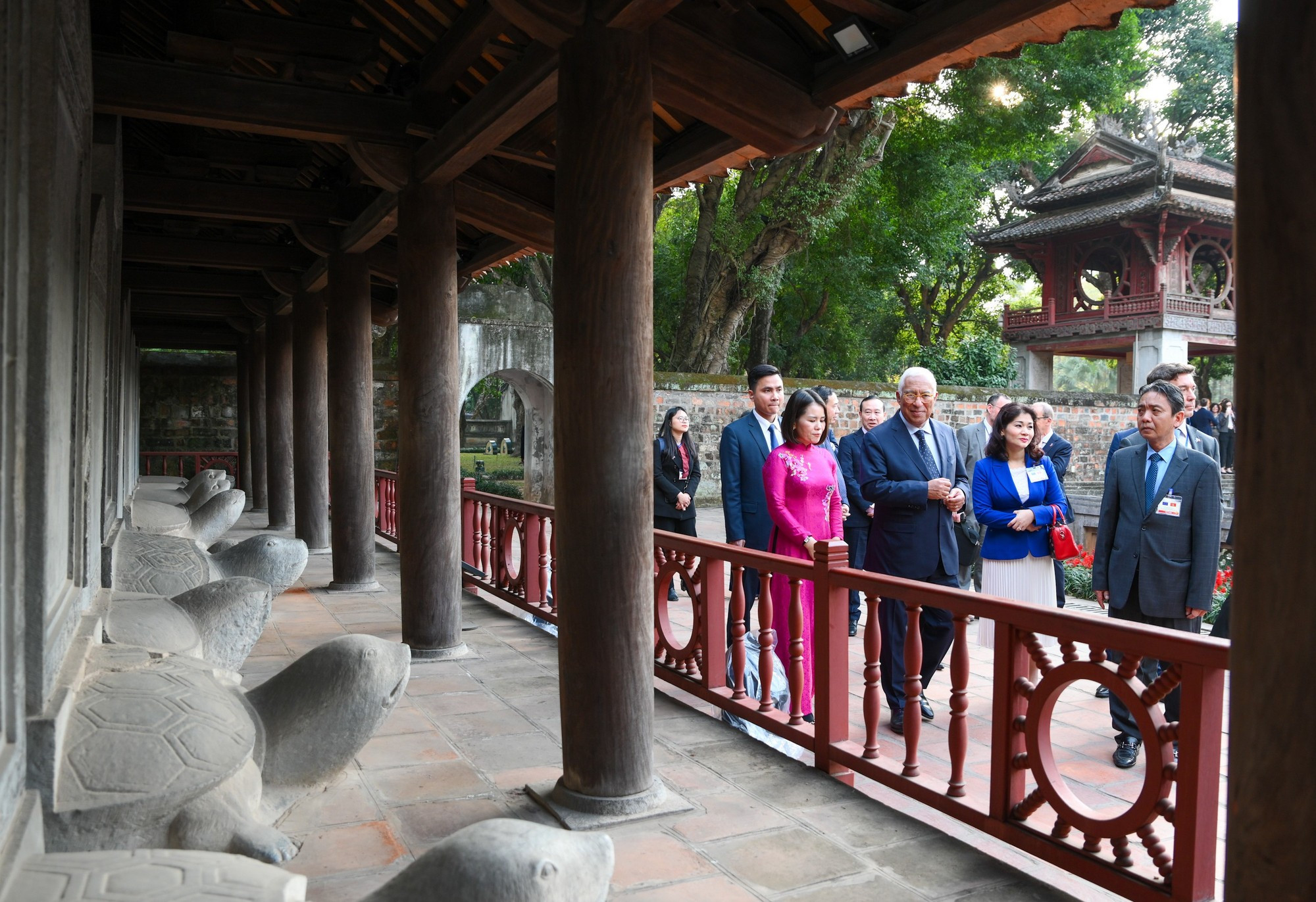 El dirigente europeo escucha sobre el Templo de la Literatura y los vestigios relacionados.