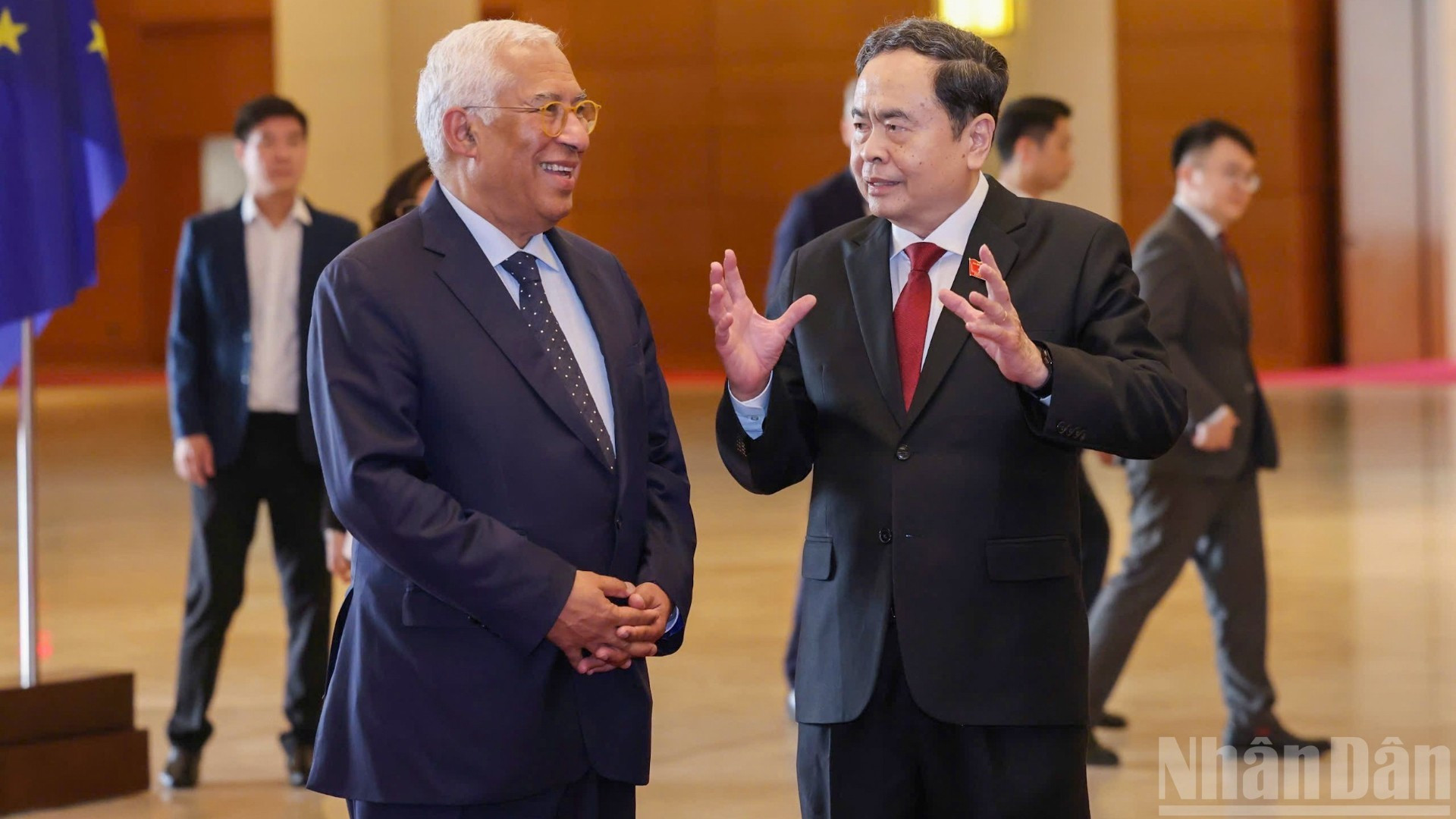 El presidente de la Asamblea Nacional de Vietnam, Tran Thanh Man, conversa con el presidente del Consejo Europeo, António Costa.