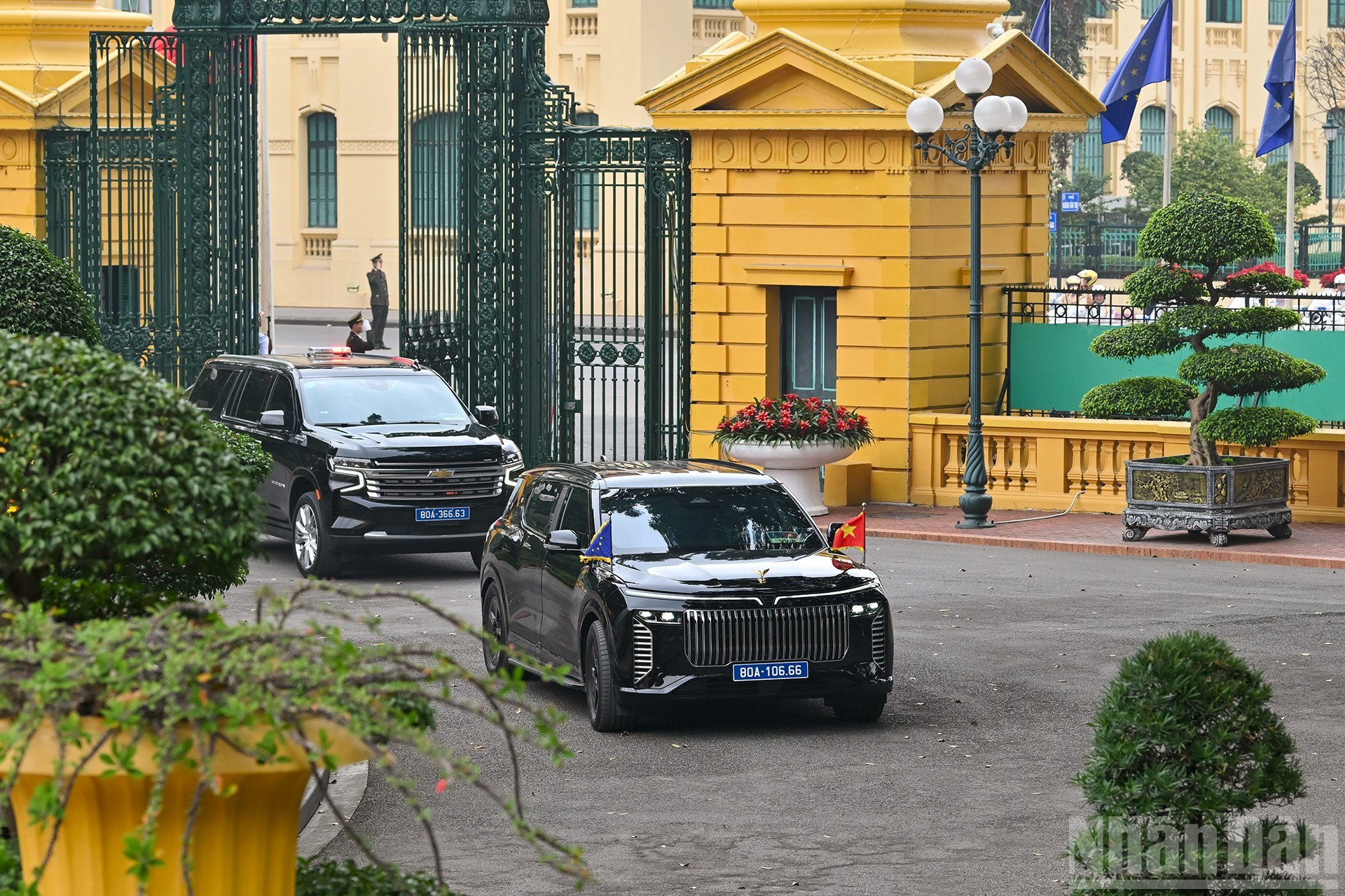 El convoy de Costa entra en el recinto del Palacio Presidencial.