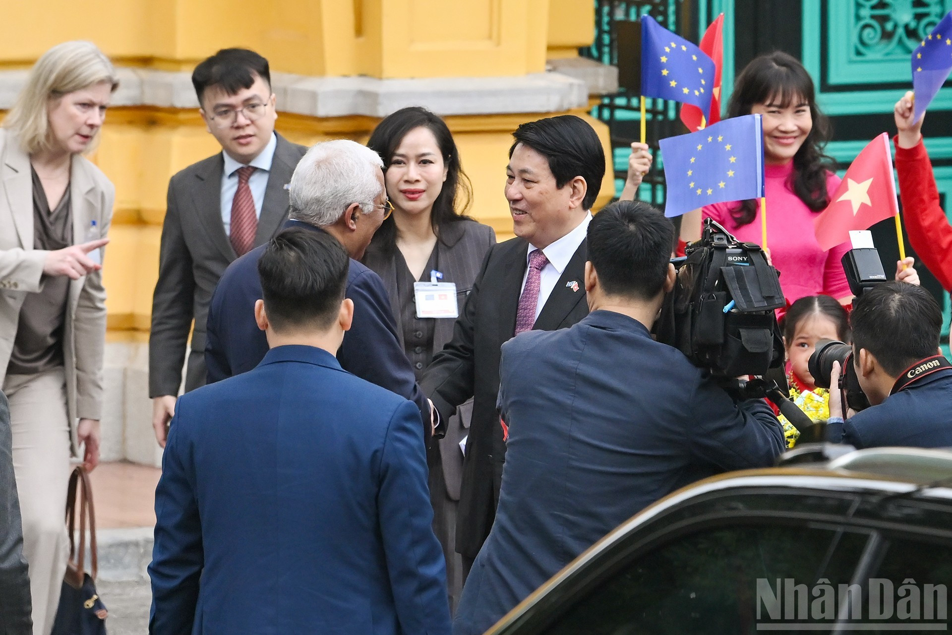 El presidente de Vietnam, Luong Cuong, recibe al titular del Consejo Europeo, António Costa.