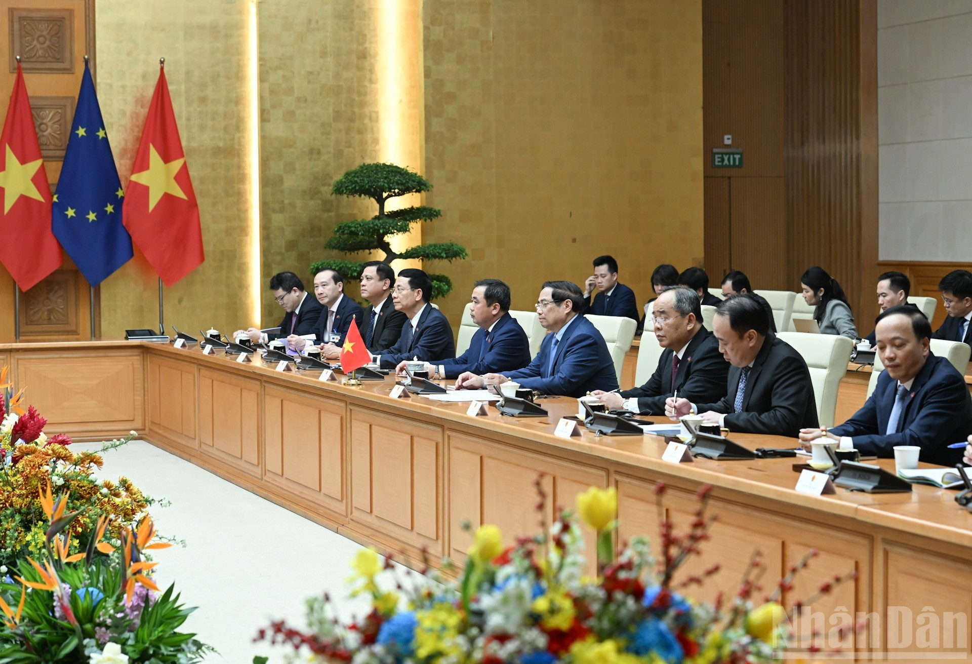 Minh Chinh y demás miembros del Gobierno vietnamita en la conversación.