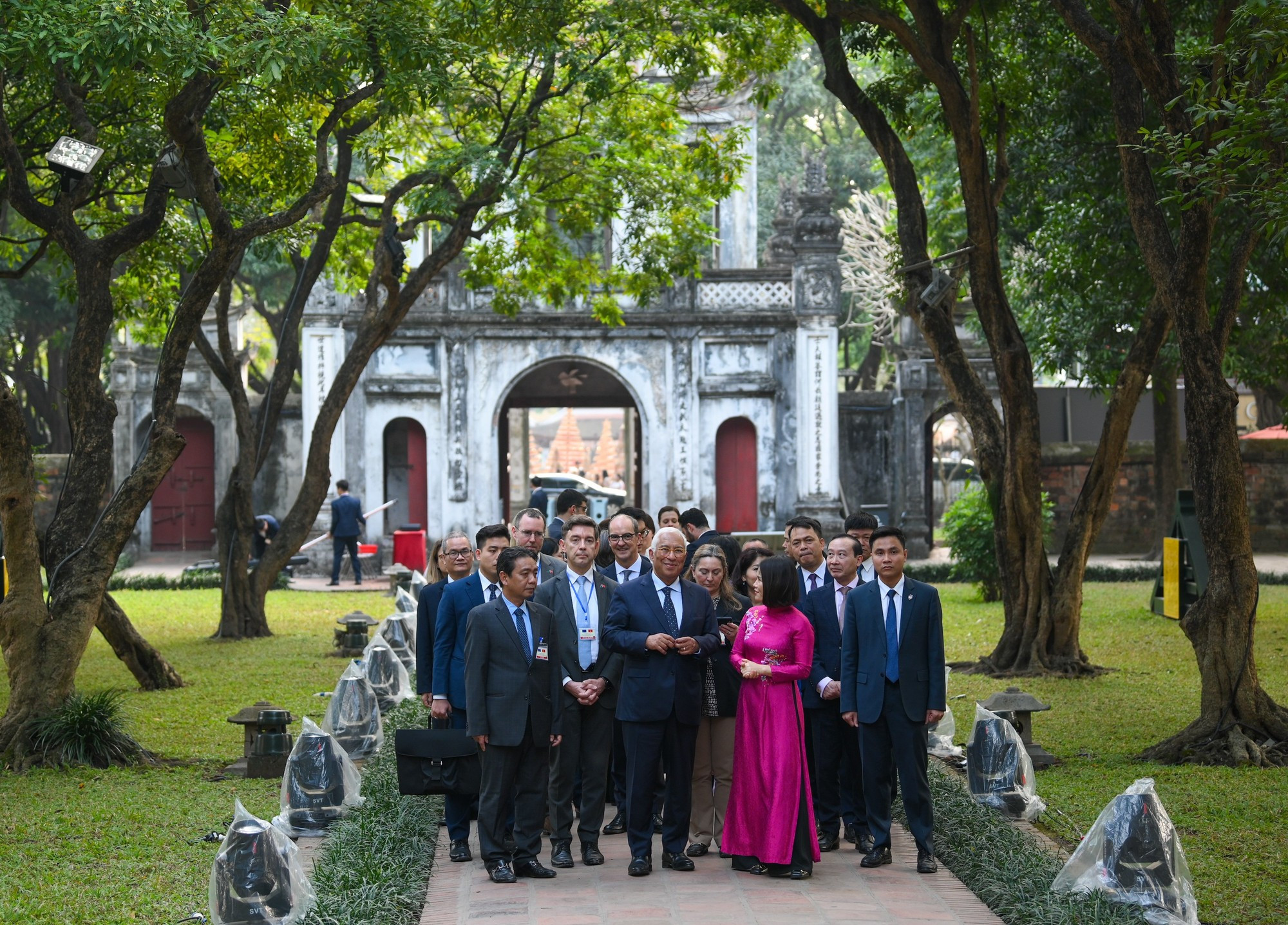 El presidente del Consejo Europeo, António Costa, visita el Templo de la Literatura en Hanói.