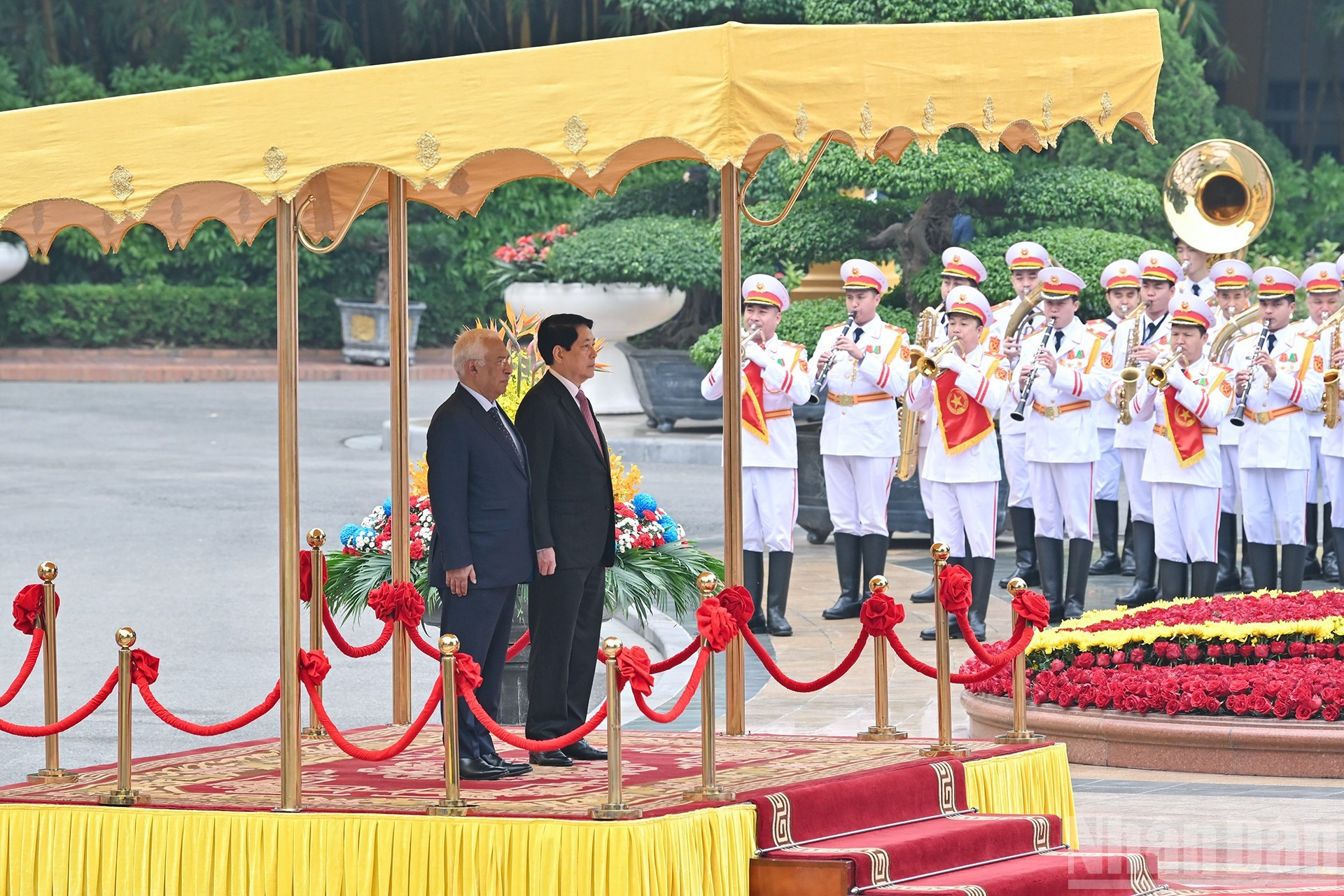 El presidente de Vietnam, Luong Cuong, y el titular del Consejo Europeo, António Costa, en el podio de honor durante la entonación de los himnos de Vietnam y de la Unión Europea.